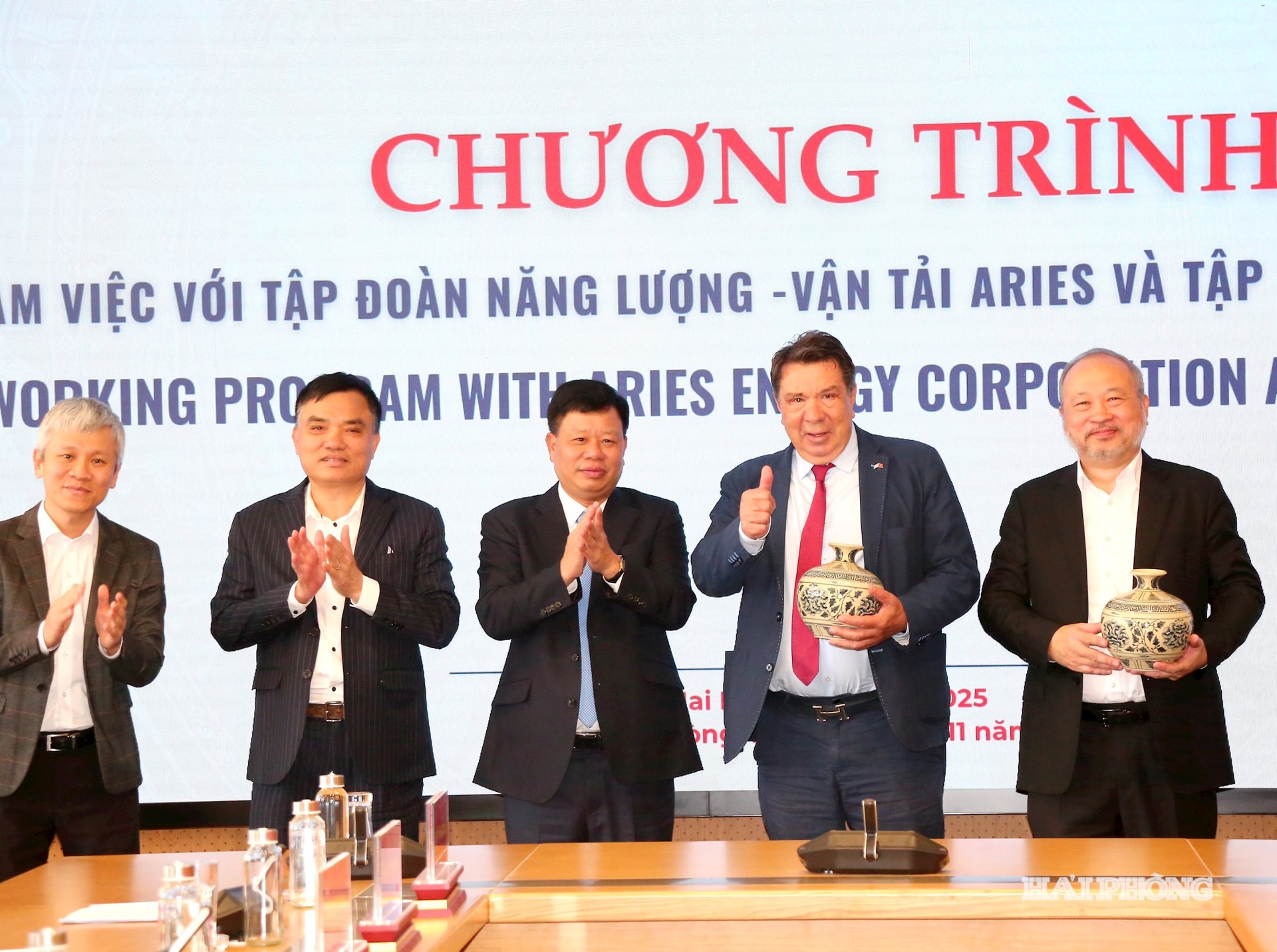 សមមិត្ត Le Trung Kien អនុប្រធានគណៈកម្មាធិការប្រជាជនបានប្រគល់អំណោយដល់ក្រុមដឹកជញ្ជូនថាមពល ARIES និងក្រុមហ៊ុន Delta Group។