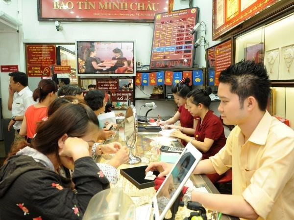Các doanh nghiệp đồng loạt điều chỉnh giảm 500.000 đồng mỗi lượng phiên chiều nay. (Ảnh: Vietnam+)