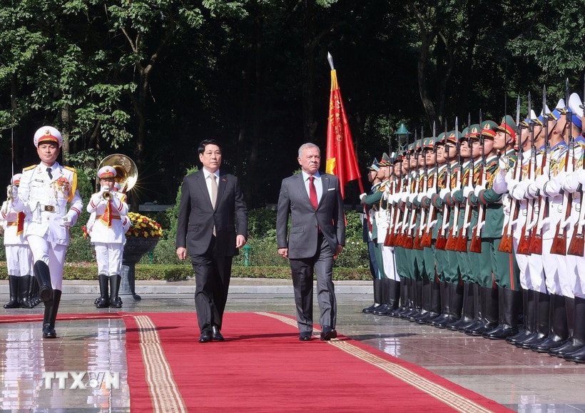Chủ tịch nước Lương Cường và Quốc vương Jordan Abdullah II Ibn Al Hussein duyệt Đội danh dự Quân đội nhân dân Việt Nam. (Ảnh: Lâm Khánh/TTXVN)