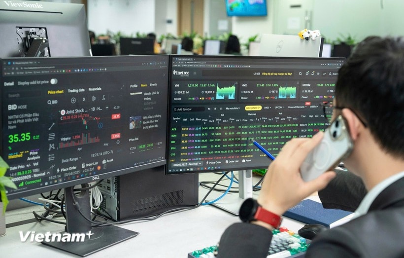 VN-Index đóng cửa phiên 12/11 tăng 38,25 điểm lên 1.631,86 điểm. (Ảnh: Vietnam+)