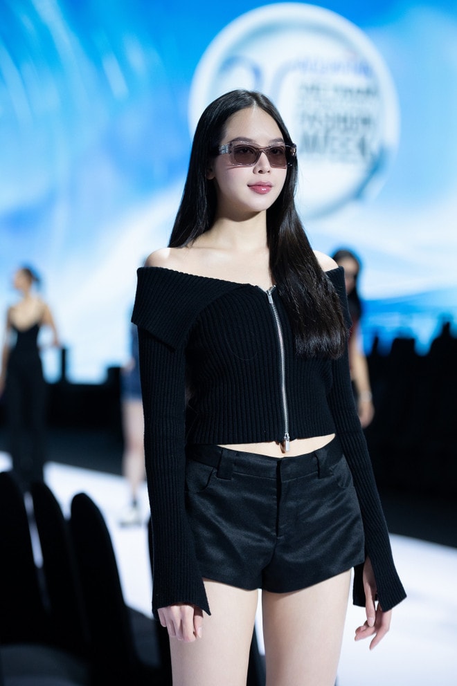 1-vua-lo-dien-da-chiem-tron-spotlight-hoa-hau-thanh-thuy-dien-ao-len-khoe-vai-tran-cung-short-ngan-ton-doi-chan-dai-khien-ai-nay-deu-khong-the-roi-mat.jpg