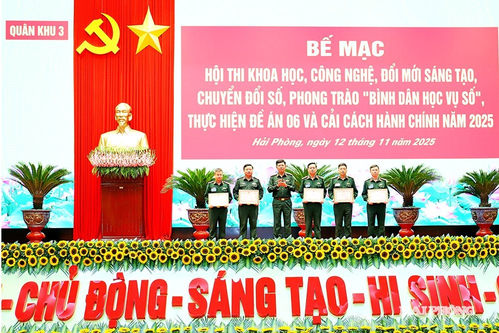 Thiếu tướng Tô Thành Quyết, Phó Tư lệnh Quân khu 3 trao Bằng khen cho các tập thể đạt thành tích xuất sắc trong hội thi.