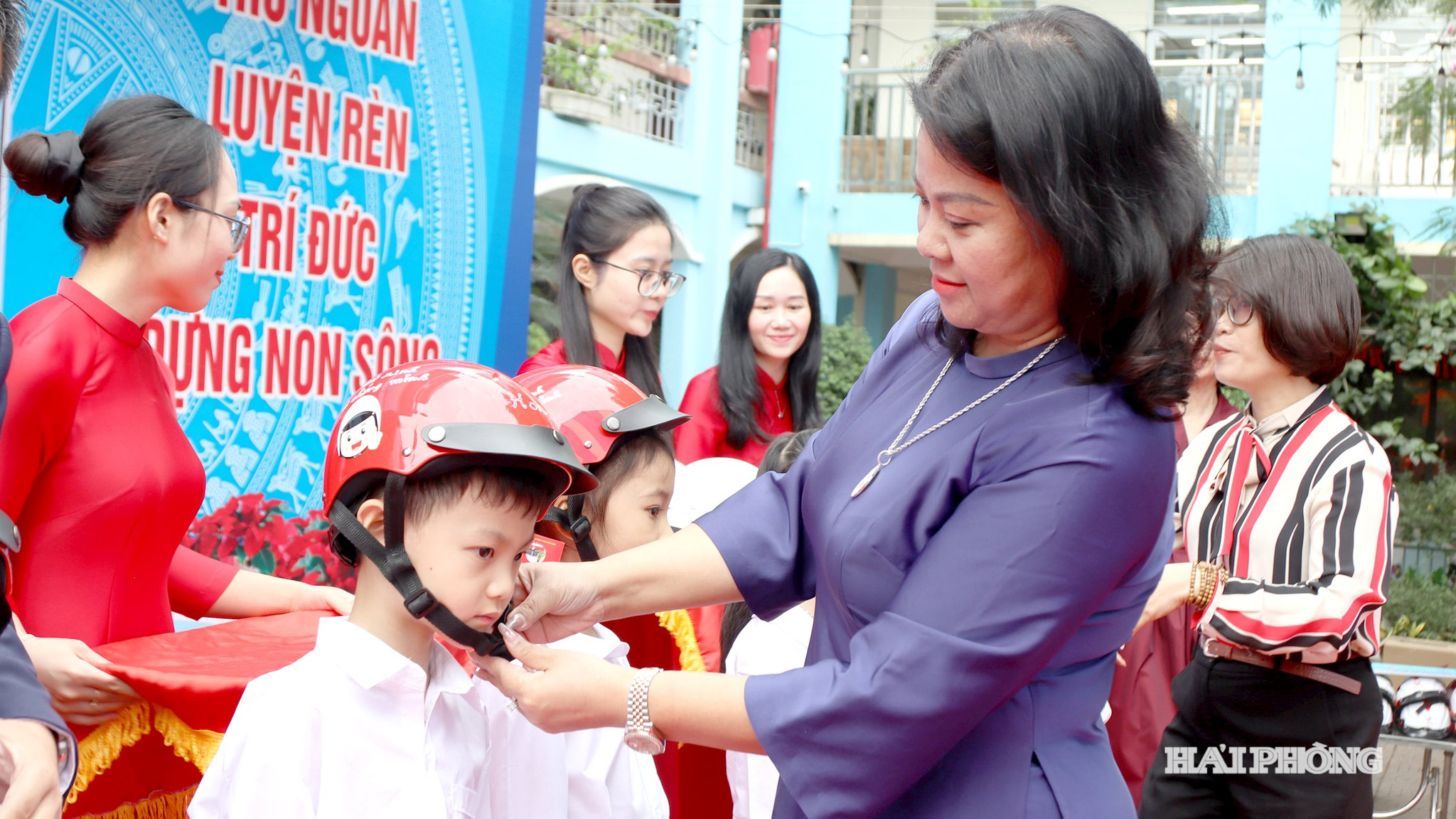 Cô Nguyễn Thị Thắm, Hiệu trưởng nhà trường trao mũ bảo hiểm tặng học sinh lớp .