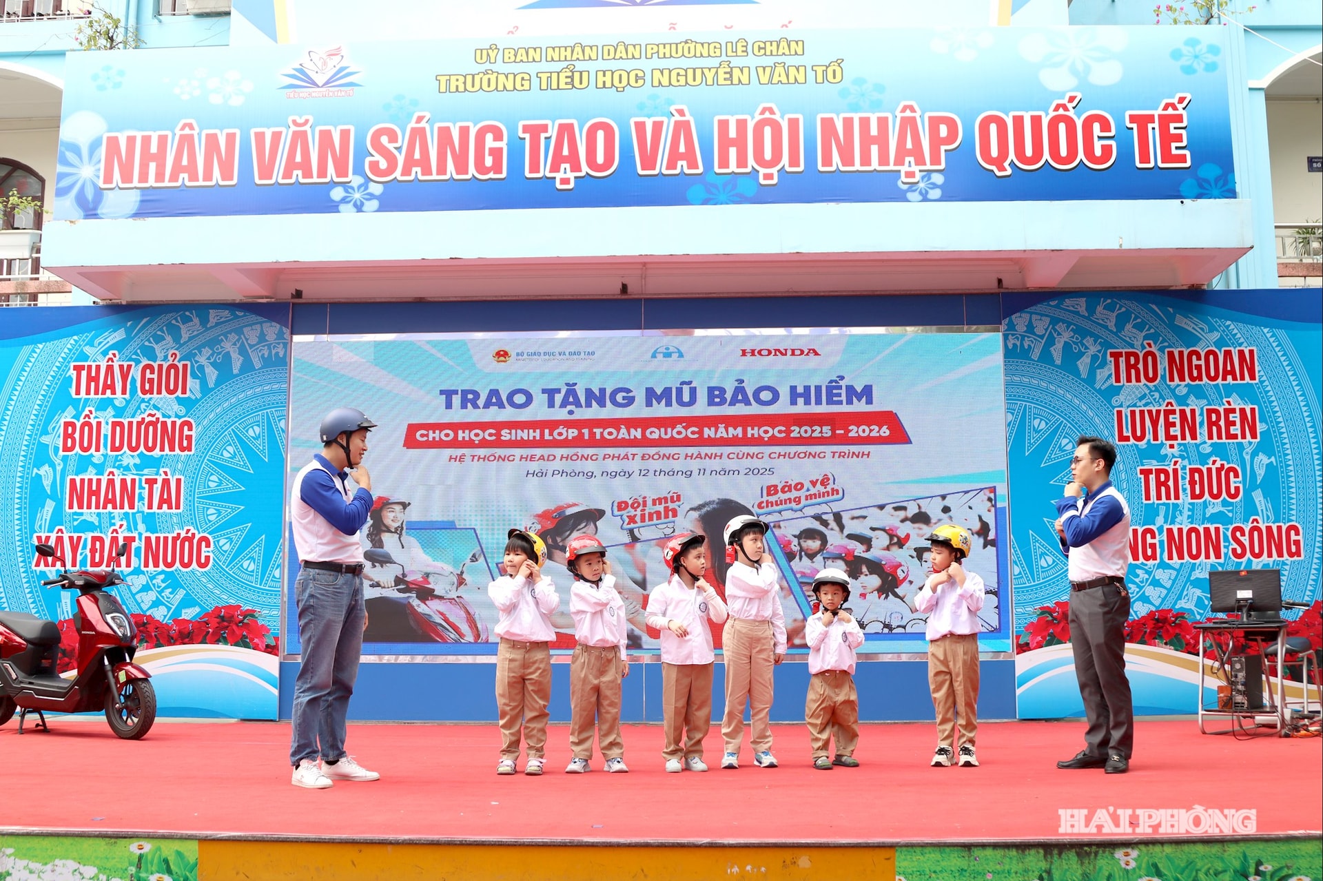 Đại diện Công ty Honda Việt Nam tại Hải Phòng (HEAD Hồng Phát) hướng dẫn kỹ năng cài mũ bảo hiểm đúng cách.