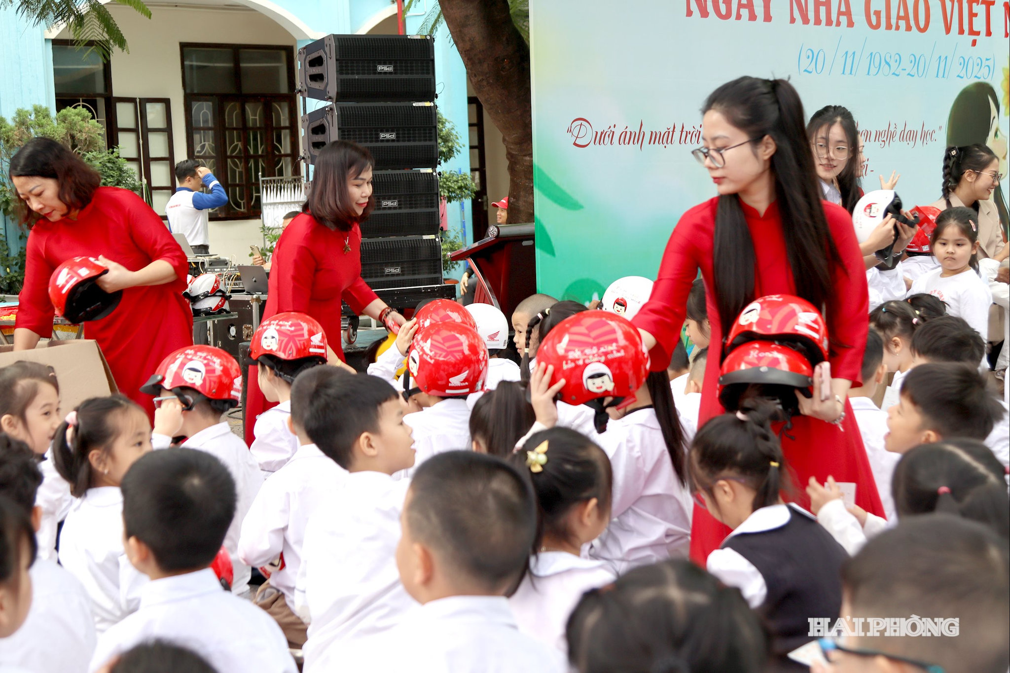 Học sinh nhà trường được tặng mũ bảo hiểm.
