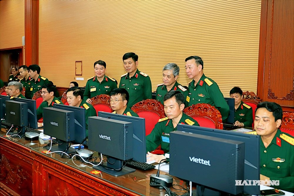 Thiếu tướng Tô Thành Quyết, Phó Tư lệnh Quân khu 3 và Thiếu tướng Nguyễn Nam Tiến, Ủy viên Thường vụ Đảng ủy, Chủ nhiệm Chính trị Quân khu 3 cùng chỉ huy các cơ quan Quân khu kiểm tra phần thi của các thí sinh.