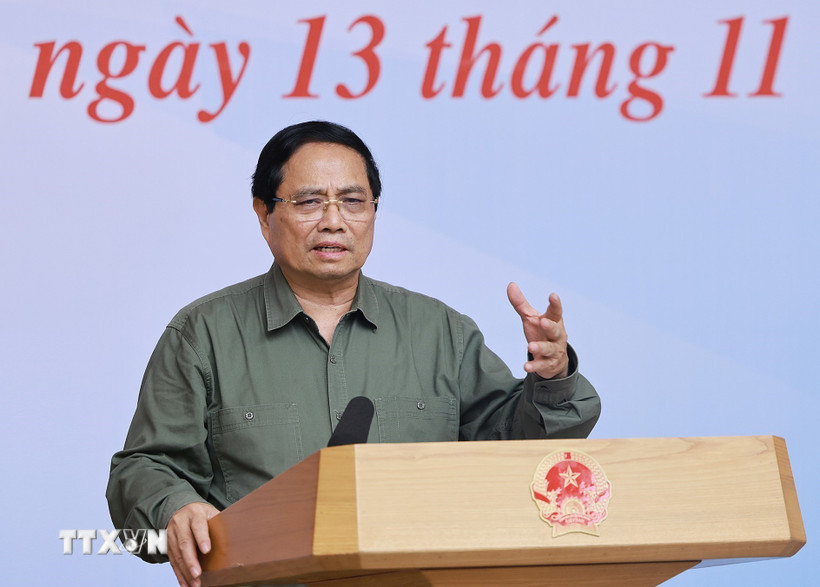 Thủ tướng Phạm Minh Chính chủ trì hội nghị khắc phục hậu quả thiên tai khu vực miền Trung. (Ảnh: Dương Giang/TTXVN)