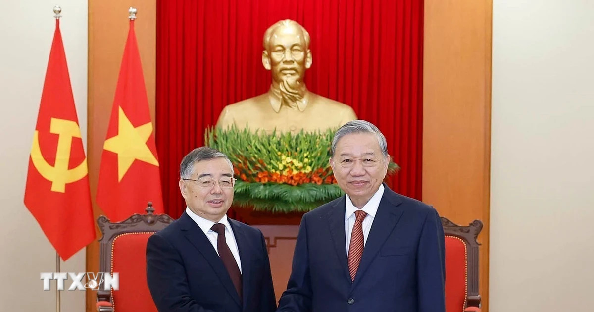 Tổng Bí thư Tô Lâm tiếp đồng chí Lý Thư Lỗi, Ủy viên Bộ Chính trị, Bí thư Ban Bí thư, Trưởng Ban Tuyên truyền Trung ương, Đảng Cộng sản Trung Quốc. (Ảnh: Thống Nhất/TTXVN)