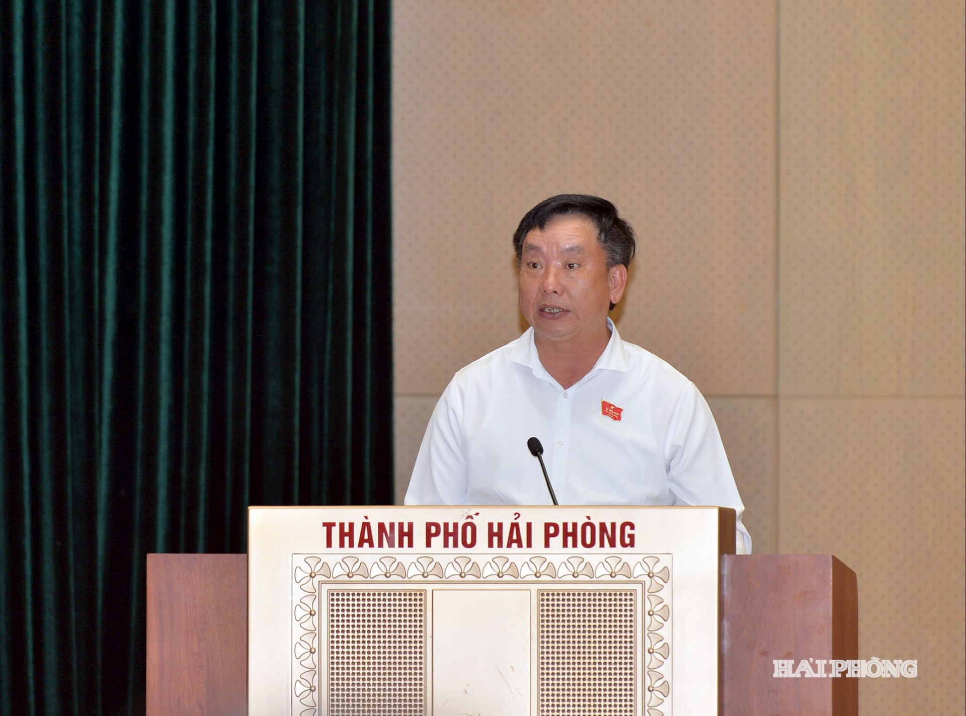 Đồng chí Trần Văn Quân, Phó chủ tịch UBND thành phố trình bày một số nội dung dự thảo Nghị quyết trình kỳ họp