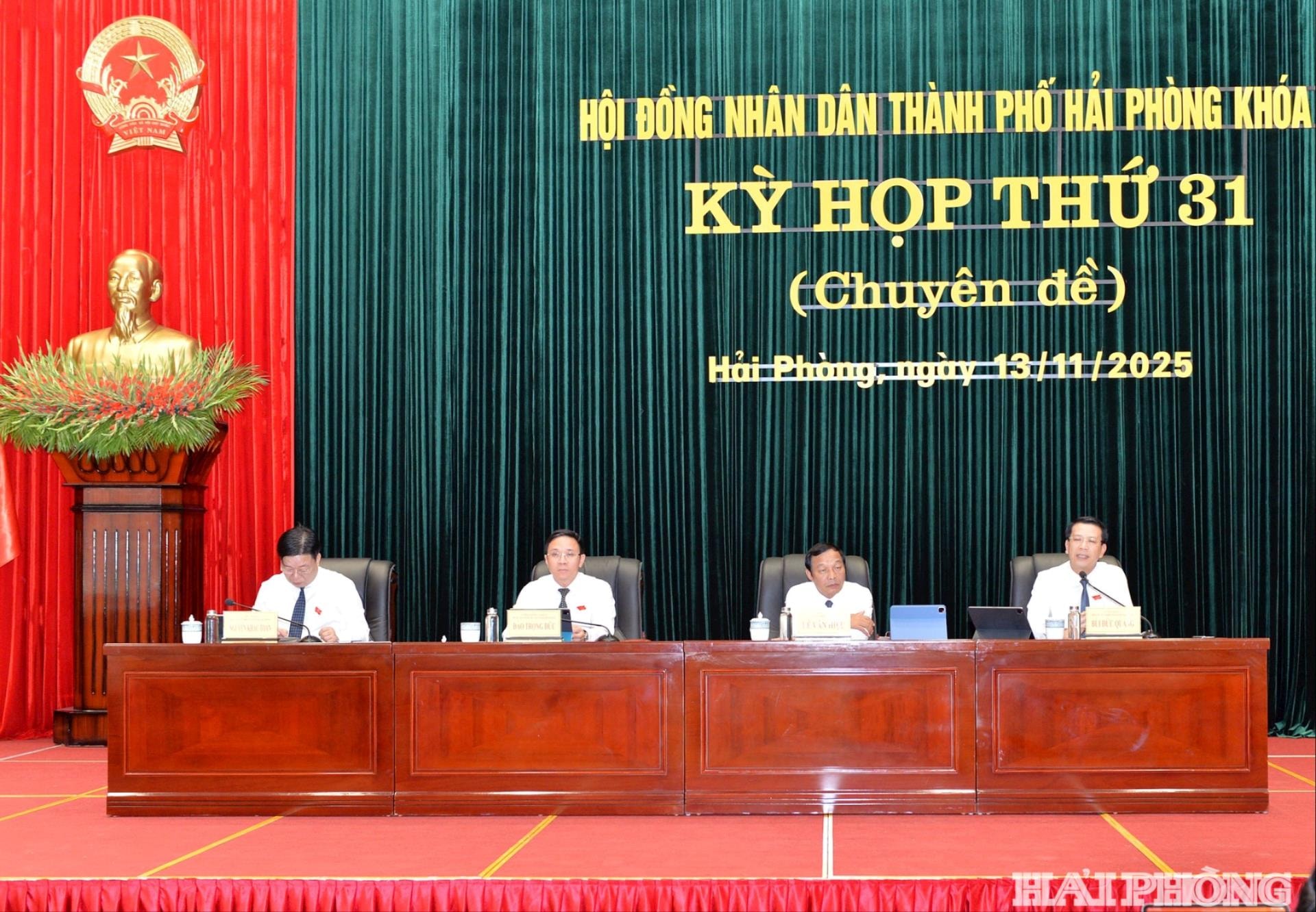 Chủ tọa điều hành kỳ họp