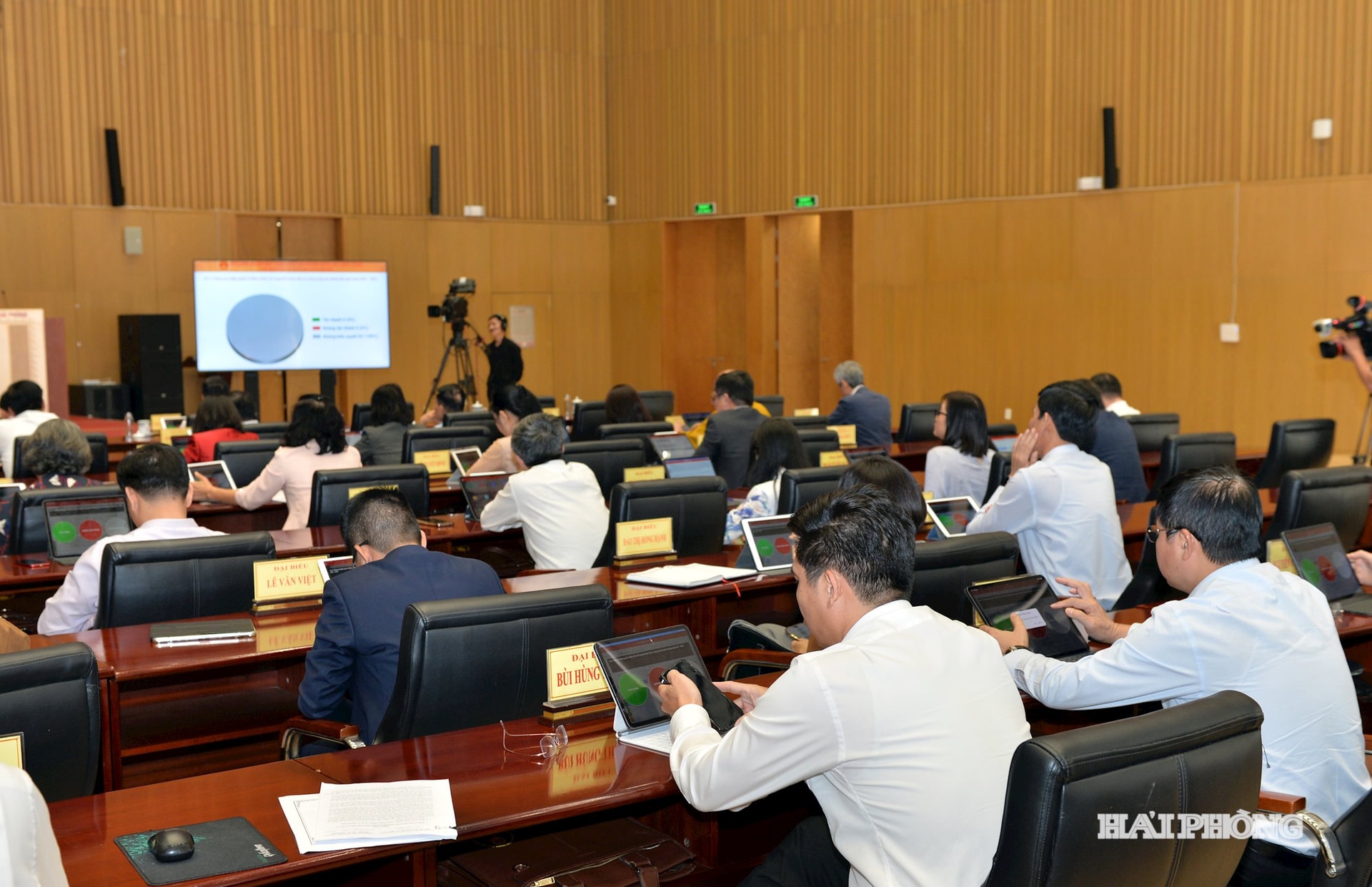 Ombuden röstar för att anta resolutionerna vid mötet.