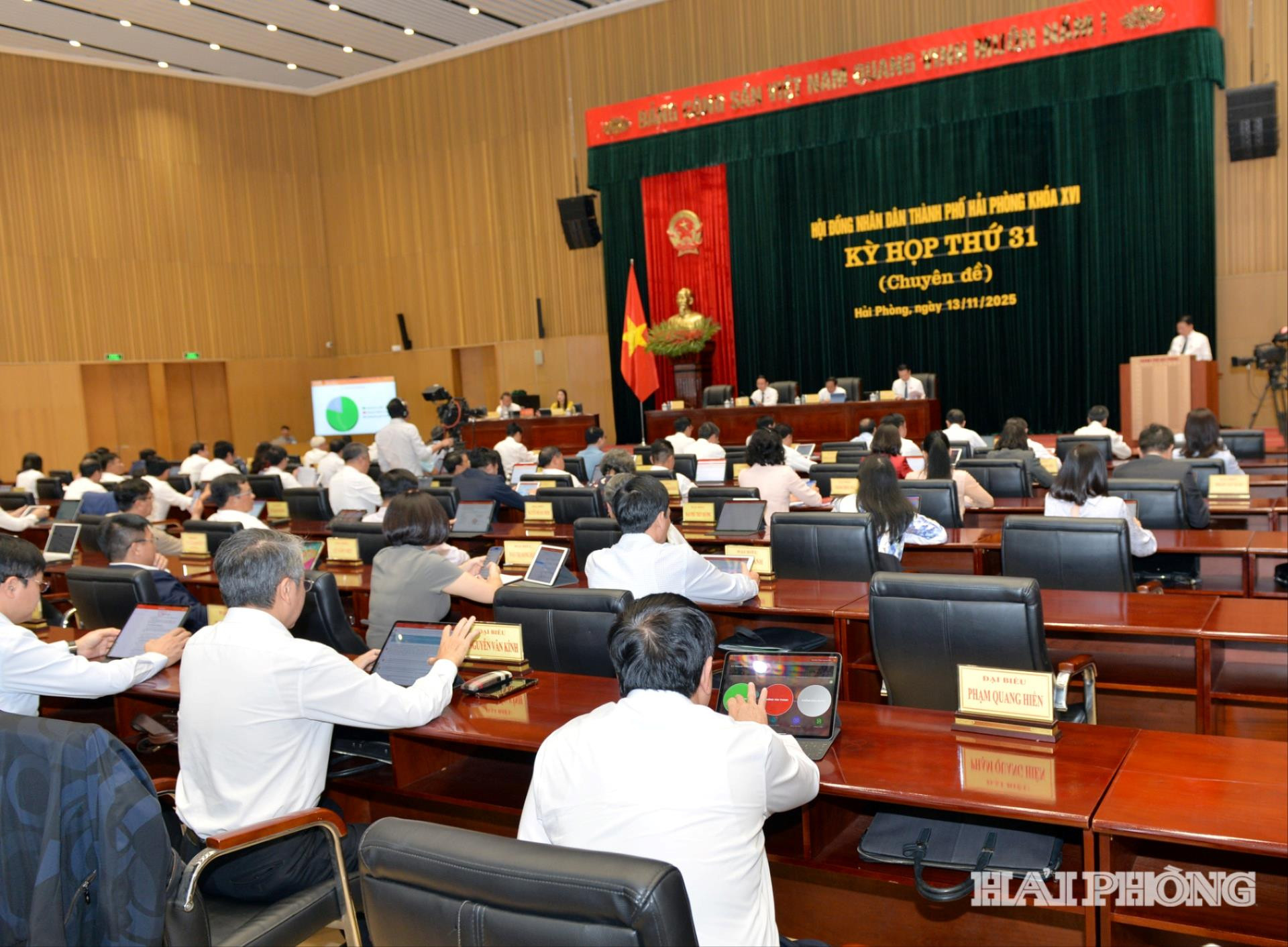 Các đại biểu biểu quyết thông qua chương trình kỳ họp