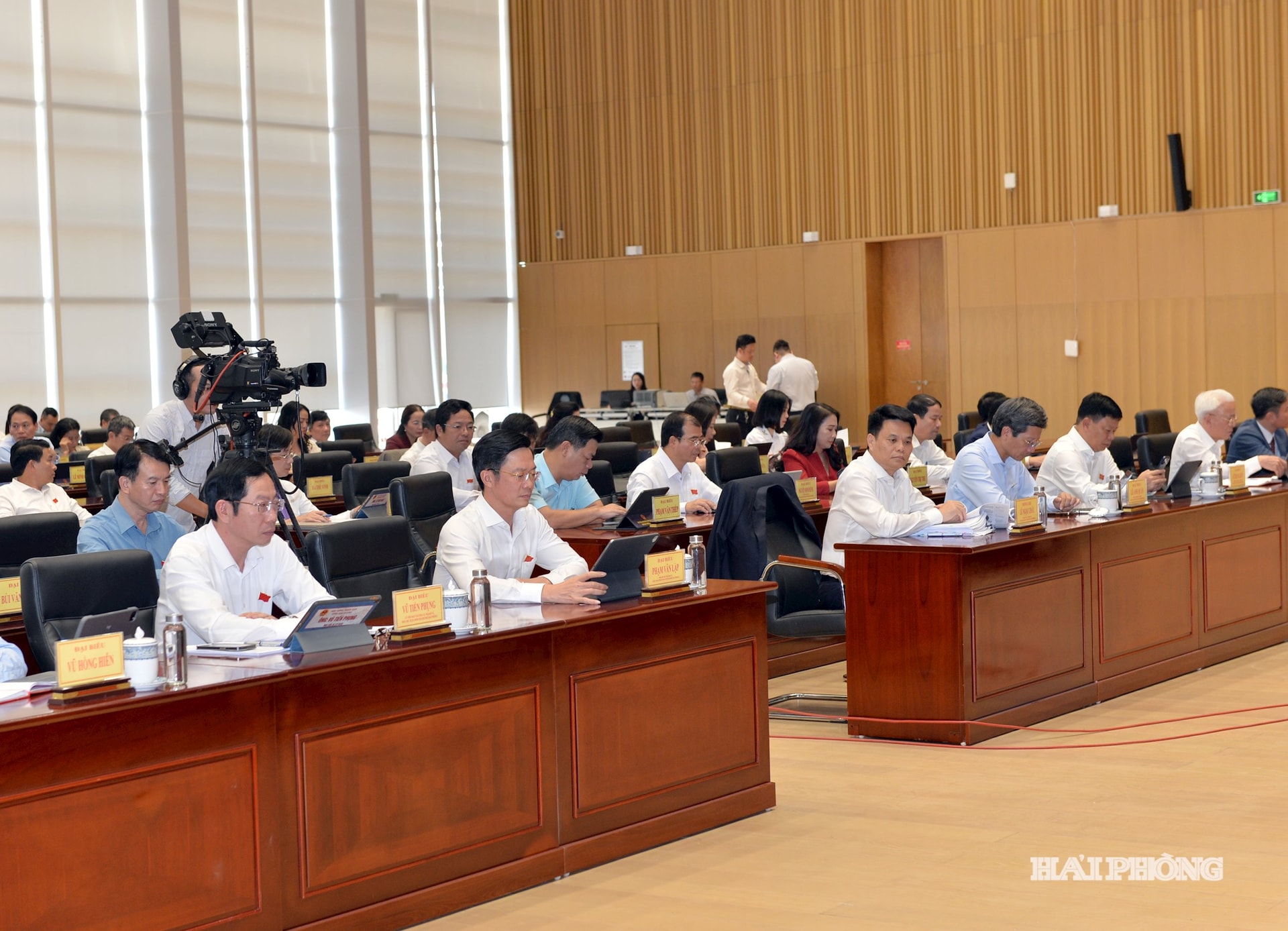 Các đại biểu dự kỳ họp