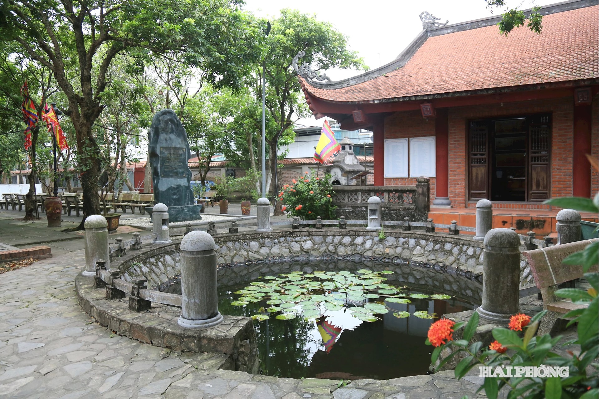 Hai giếng mắt rồng trước miếu được nạo vét, kè đá và tôn tạo lại, phản chiếu bóng miếu cổ soi xuống mặt nước phẳng lặng.
