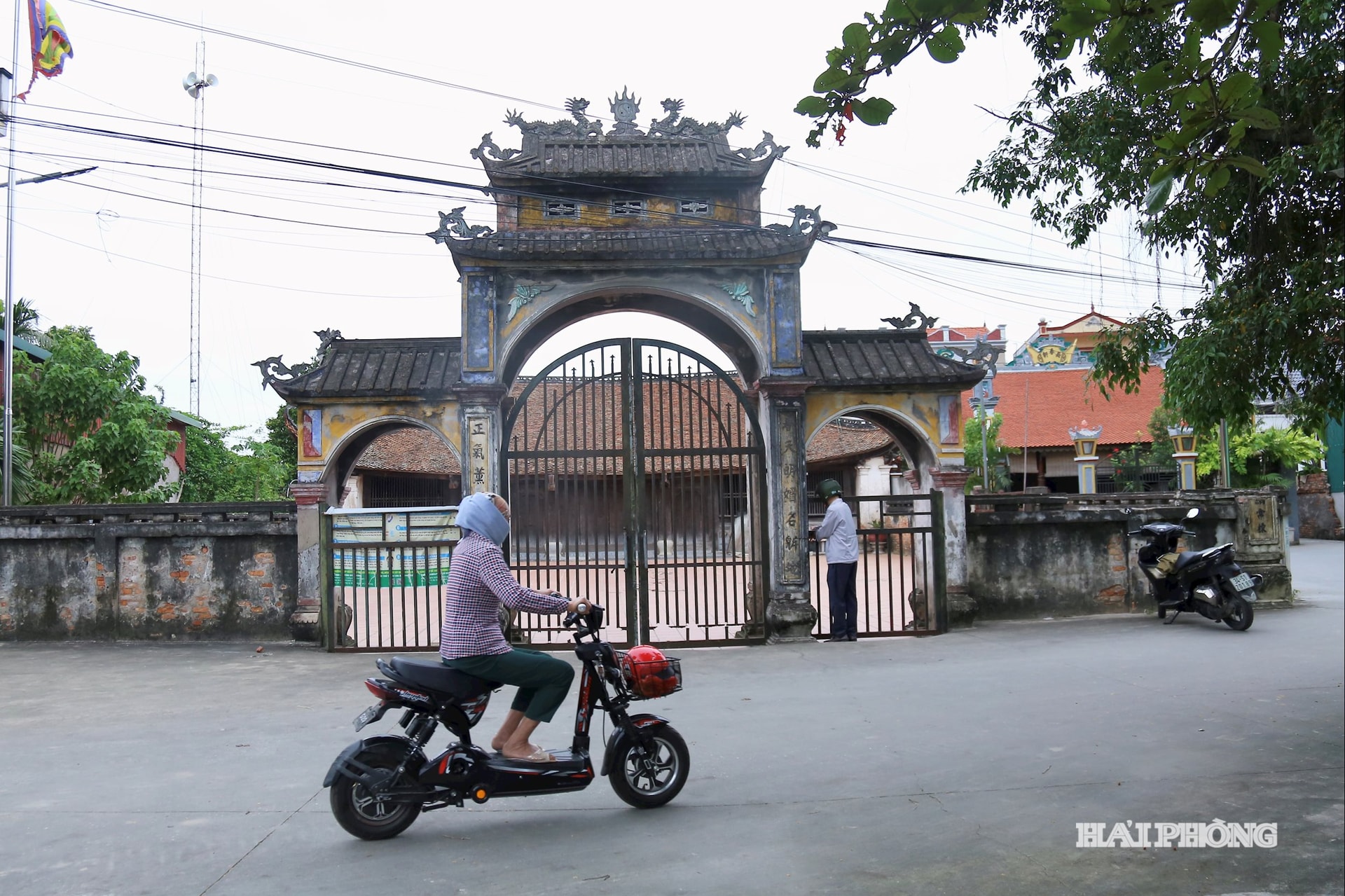 Đình Mộ Trạch được dựng từ thế kỷ XVII, trải qua nhiều lần hư hại và cháy rụi, người dân vẫn kiên trì xtu bổ lại.