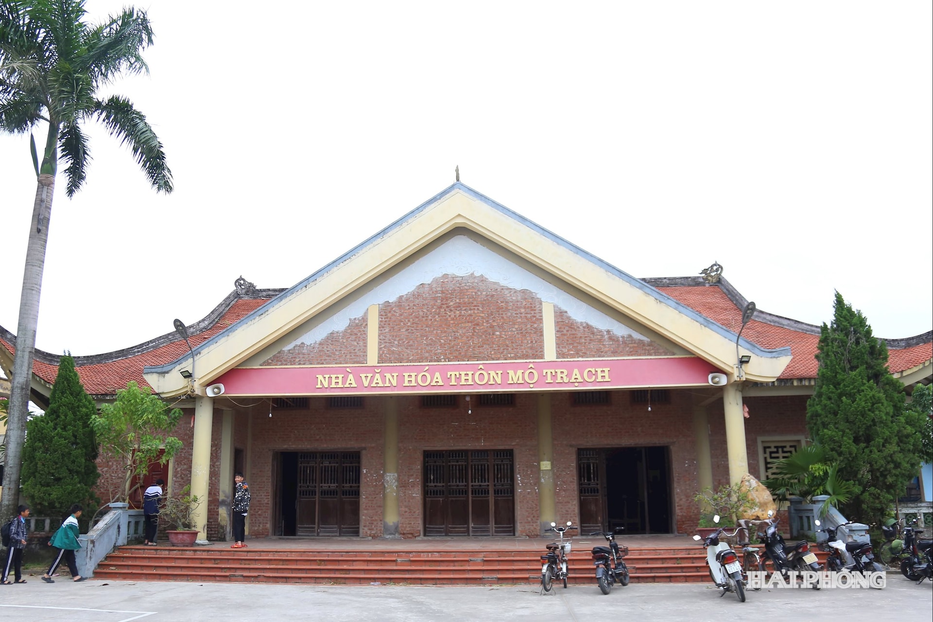 Đi thêm một đoạn từ ngôi miếu cổ là nhà văn hóa thôn với kiến trúc mô phỏng theo hình dáng của một ngôi đình. Nhà văn hoá có 4 trụ với 4 mái cong, đỉnh mái được chạm khắc rồng. Cửa làm bằng gỗ, các con tiện chạm khắc các họa tiết cổ.