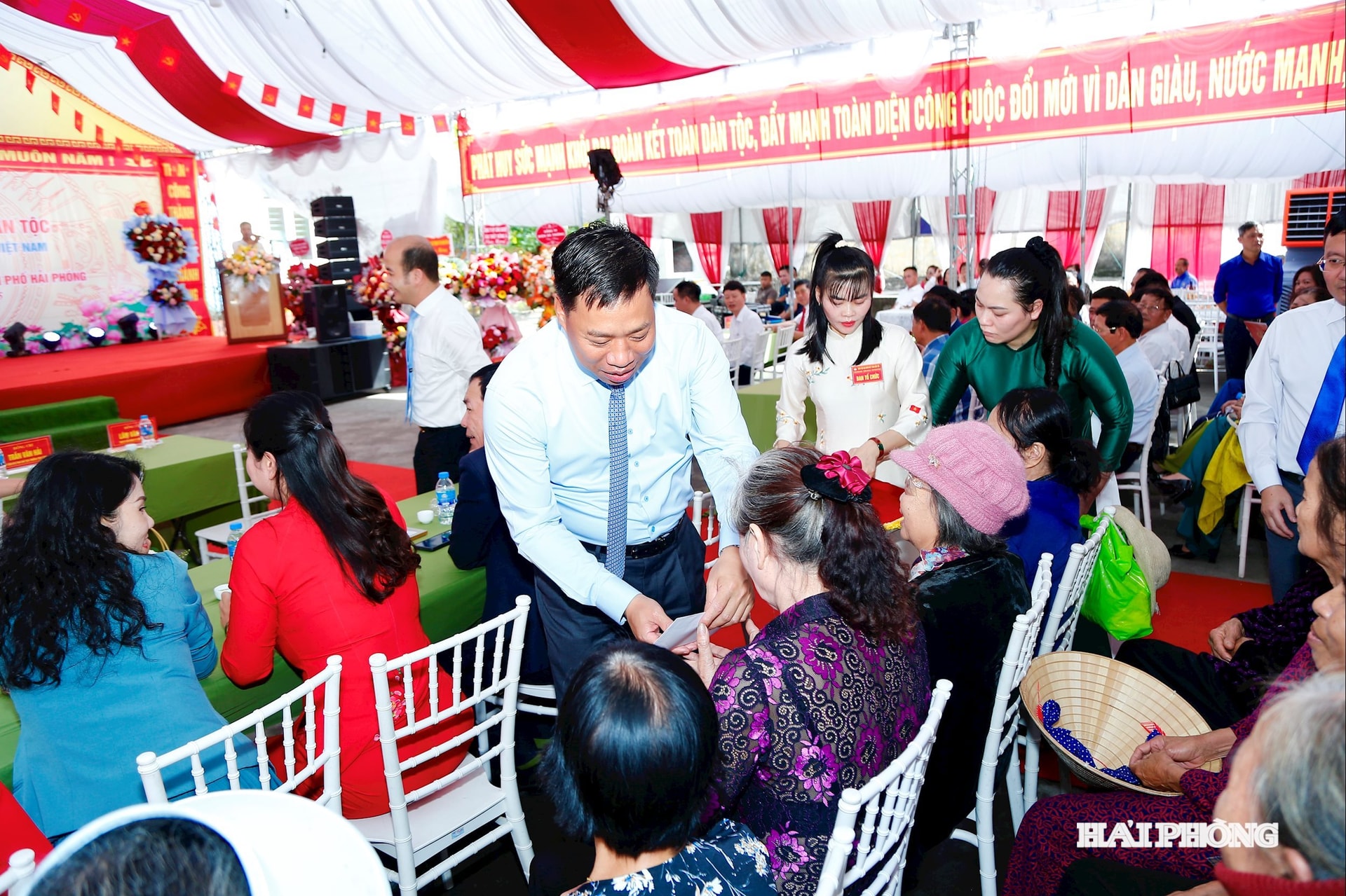 Lãnh đạo phường An Phong trao quà, động viên các gia đình có hoàn cảnh khó khăn trên địa bàn phường.