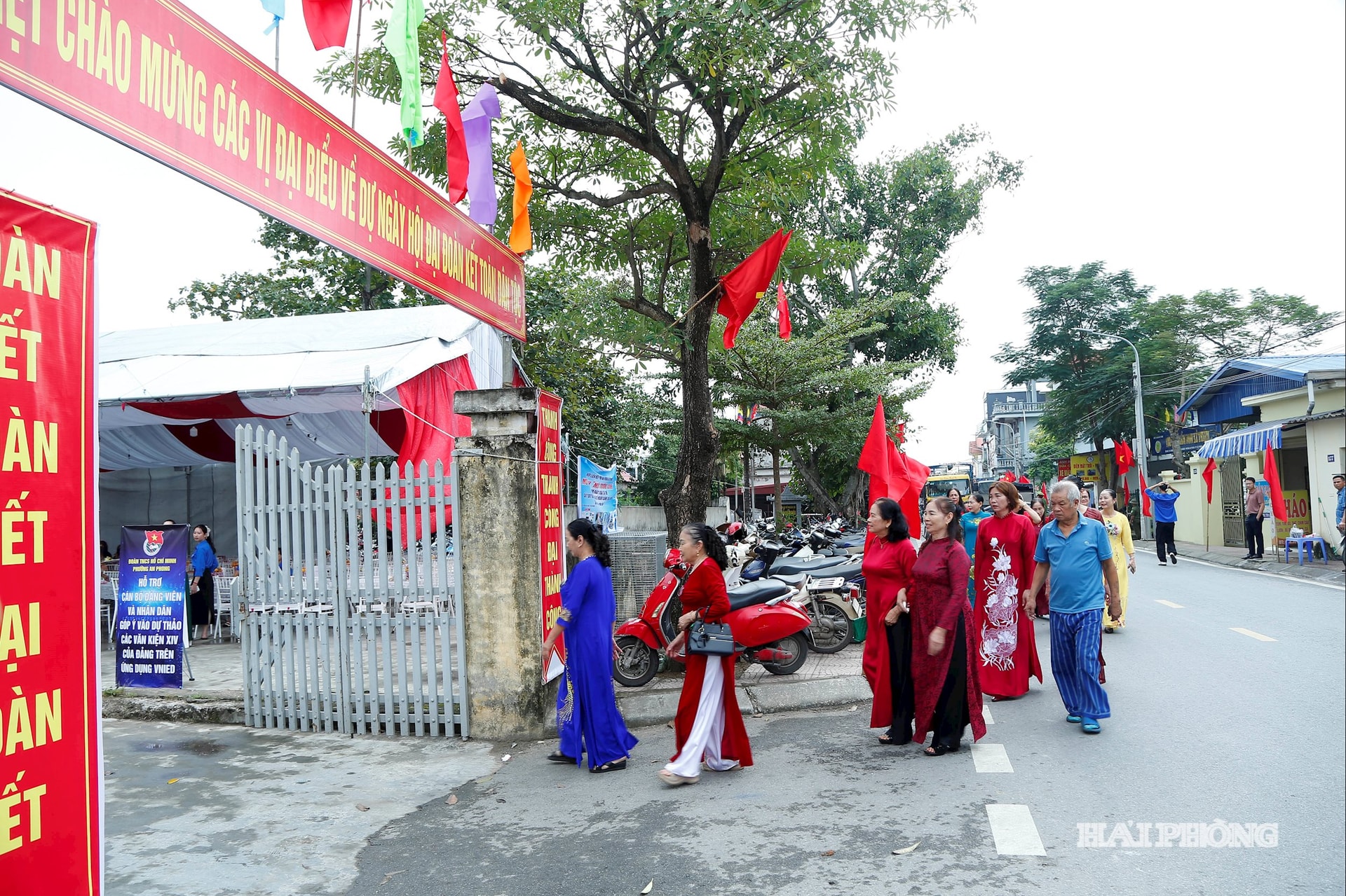Từ sớm, người dân đã nô nức đến nhà văn hoá Tổ dân phố Dụ Nghĩa, phường An Phong dự Ngày hội Đại đoàn kết toàn dân tộc.