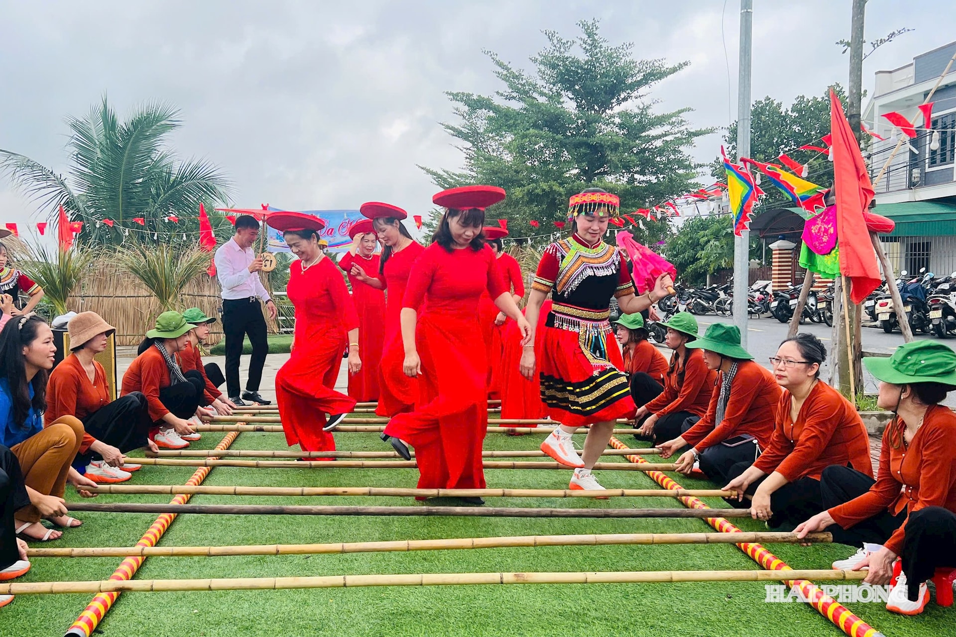 Múa sạp tại Ngày hội Đại đoàn kết toàn dân tộc ở xã An Lão.