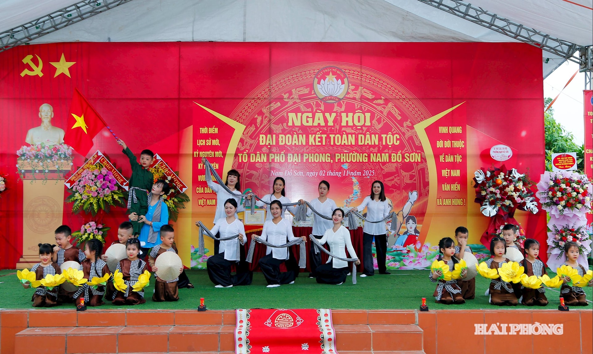 Chương trình văn nghệ chào mừng gày hội ở Tổ dân phố Đại Phong, phường Nam Đồ Sơn còn có sự góp mặt của các em nhỏ ở địa phương.
