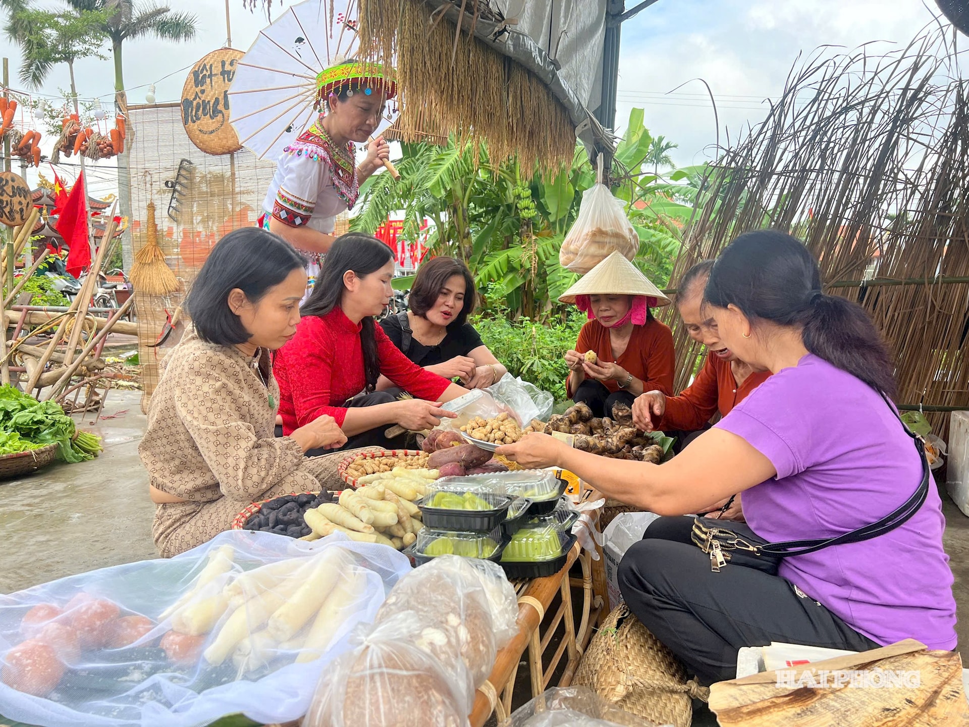 Chợ quê - nét thú vị và đổi mới trong Ngày hội tại xã An Lão.