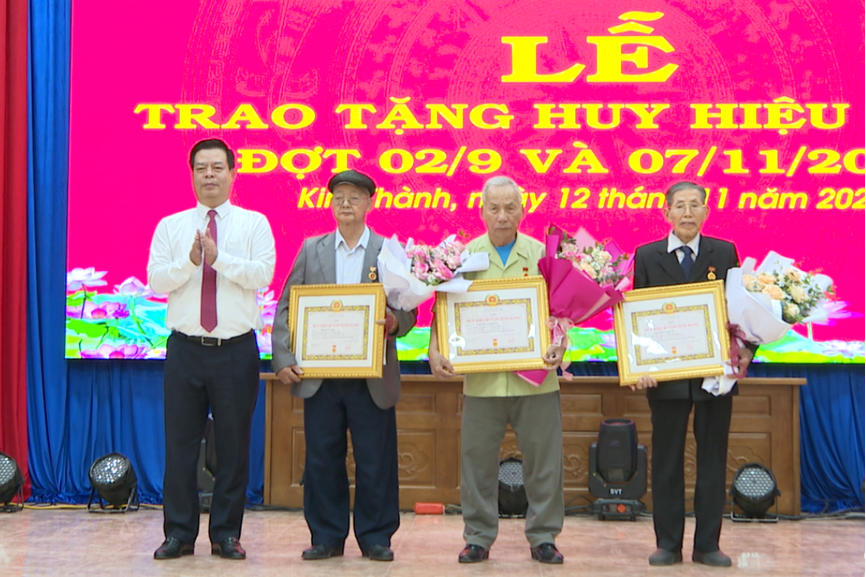 trao-huy-hieu.png