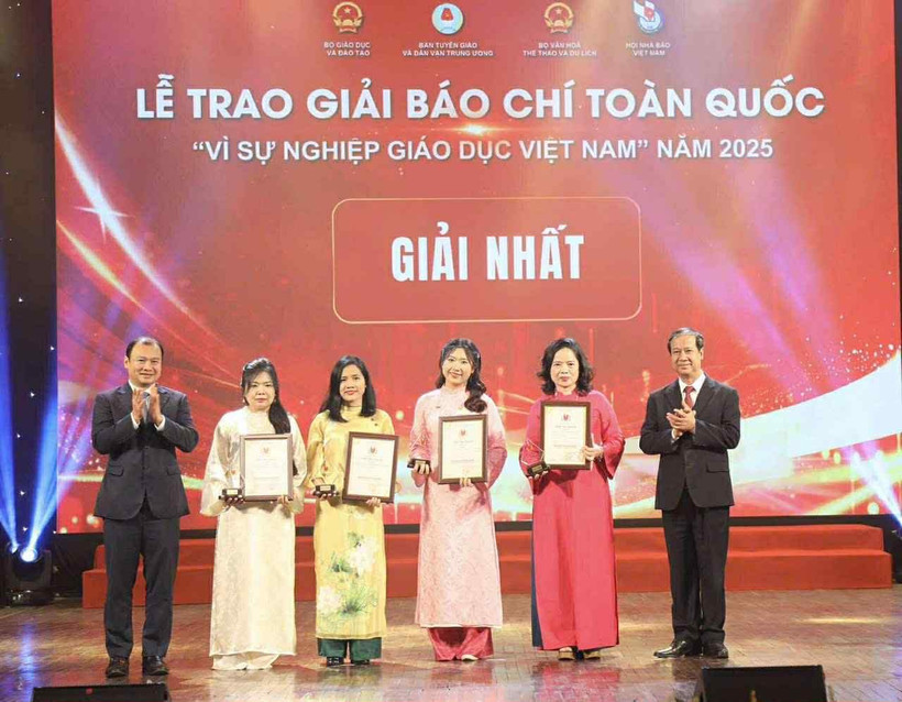 Các tác giả đoạt giải Nhất. (Ảnh: PV/Vietnam+)