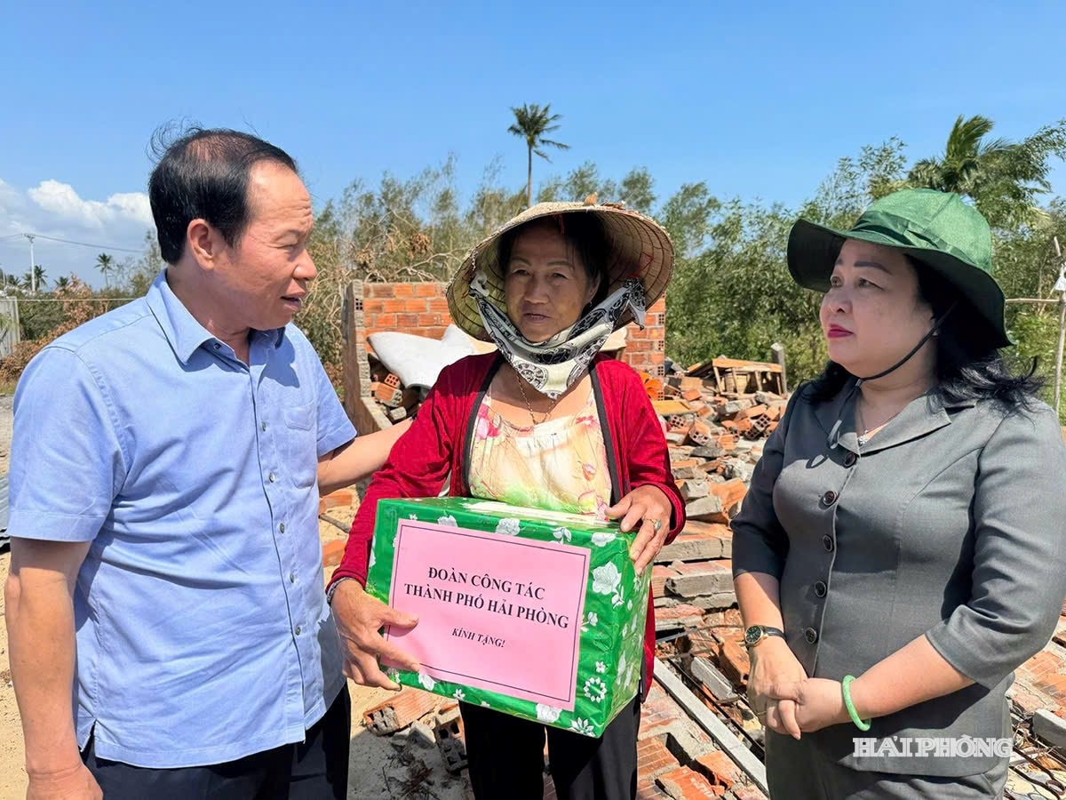 Ảnh trang 1: Đồng chí Lê Tiến Châu, Ủy viên Trung ương Đảng, Bí thư Thành ủy, Trưởng Đoàn đại biểu Quốc hội thành phố Hải Phòng thăm hỏi, trao hỗ trợ gia đình bà Lê Thị Hiền ở thôn Hòa Mỹ, xã Xuân Cảnh, tỉnh Đắk Lắk.