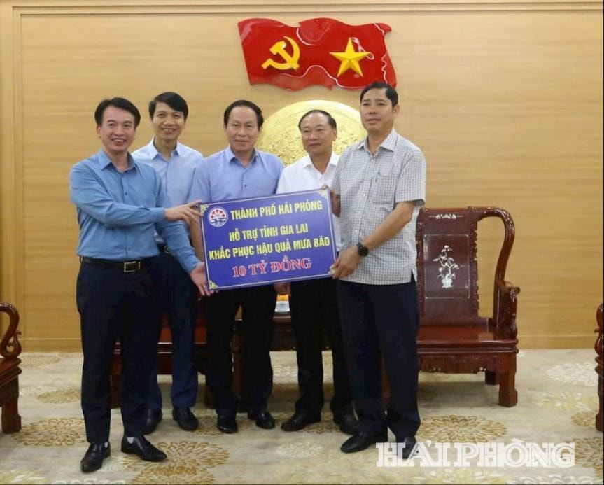 Đồng chí Lê Tiến Châu, Ủy viên Trung ương Đảng, Bí thư Thành ủy, Trưởng Đoàn đại biểu Quốc hội thành phố Hải Phòng và Đoàn công tác của thành phố trao hỗ trợ cho các địa phương.