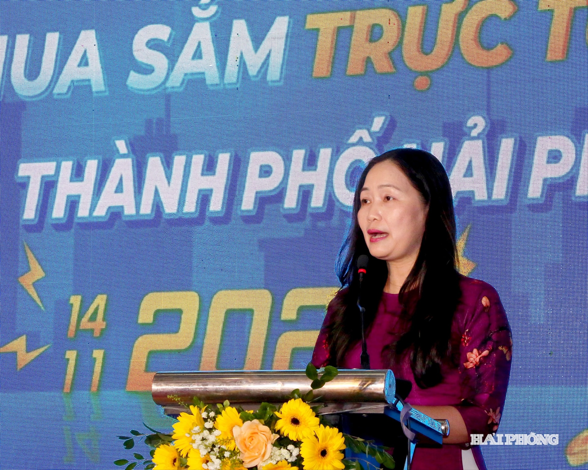 Para pemimpin Departemen Perindustrian dan Perdagangan Hai Phong memberikan pidato pada upacara peluncuran hari belanja online di Vincom Mega Mall Vu Yen