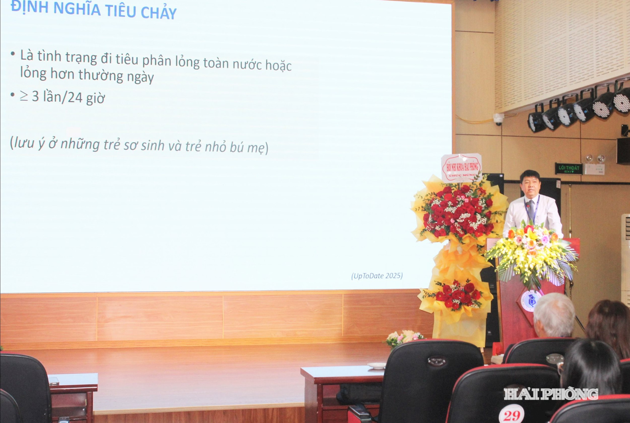 Các chuyên gia trao đổi tại hội nghị