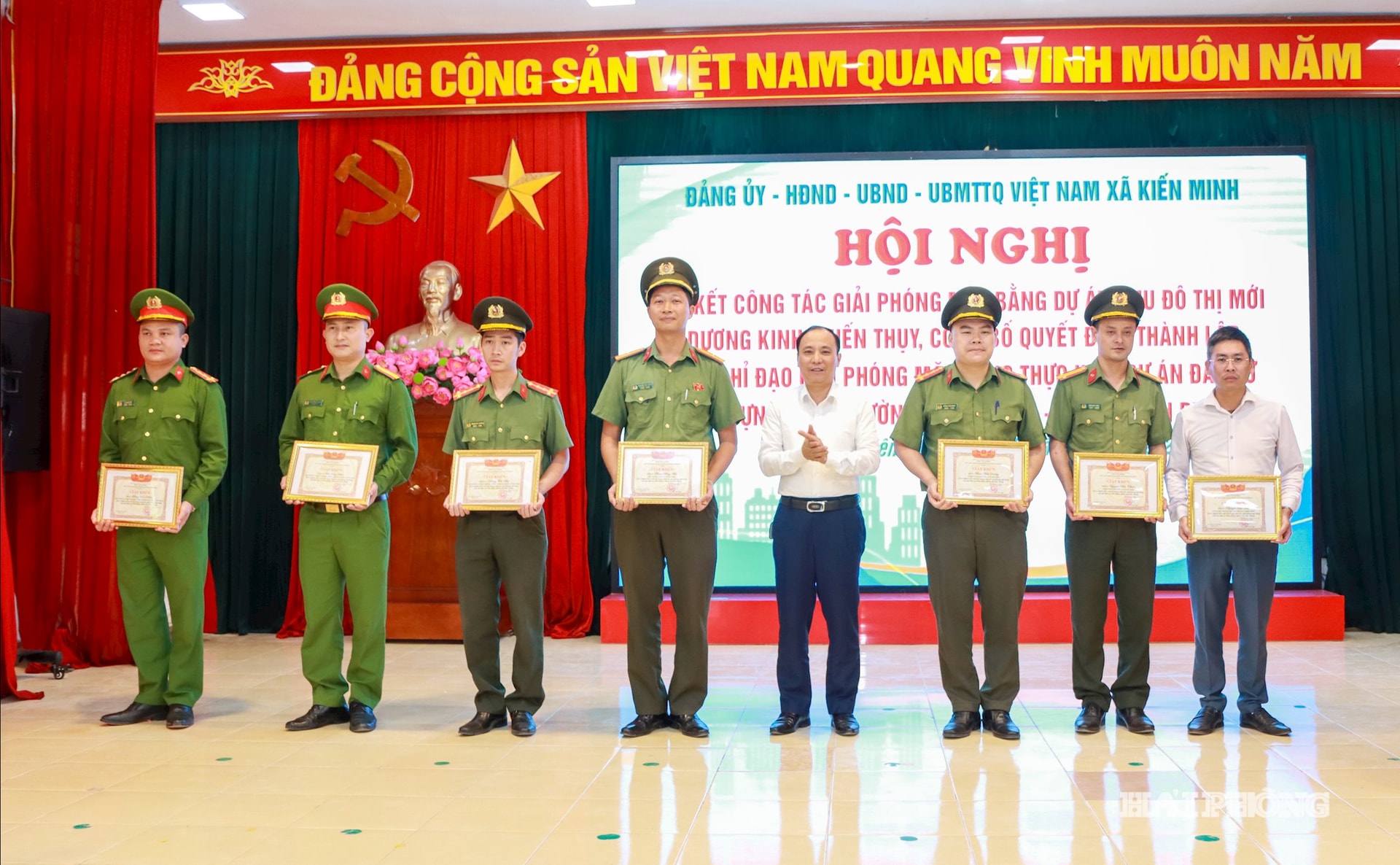 ផ្តល់រង្វាន់ដល់បុគ្គលដែលមានស្នាដៃឆ្នើម