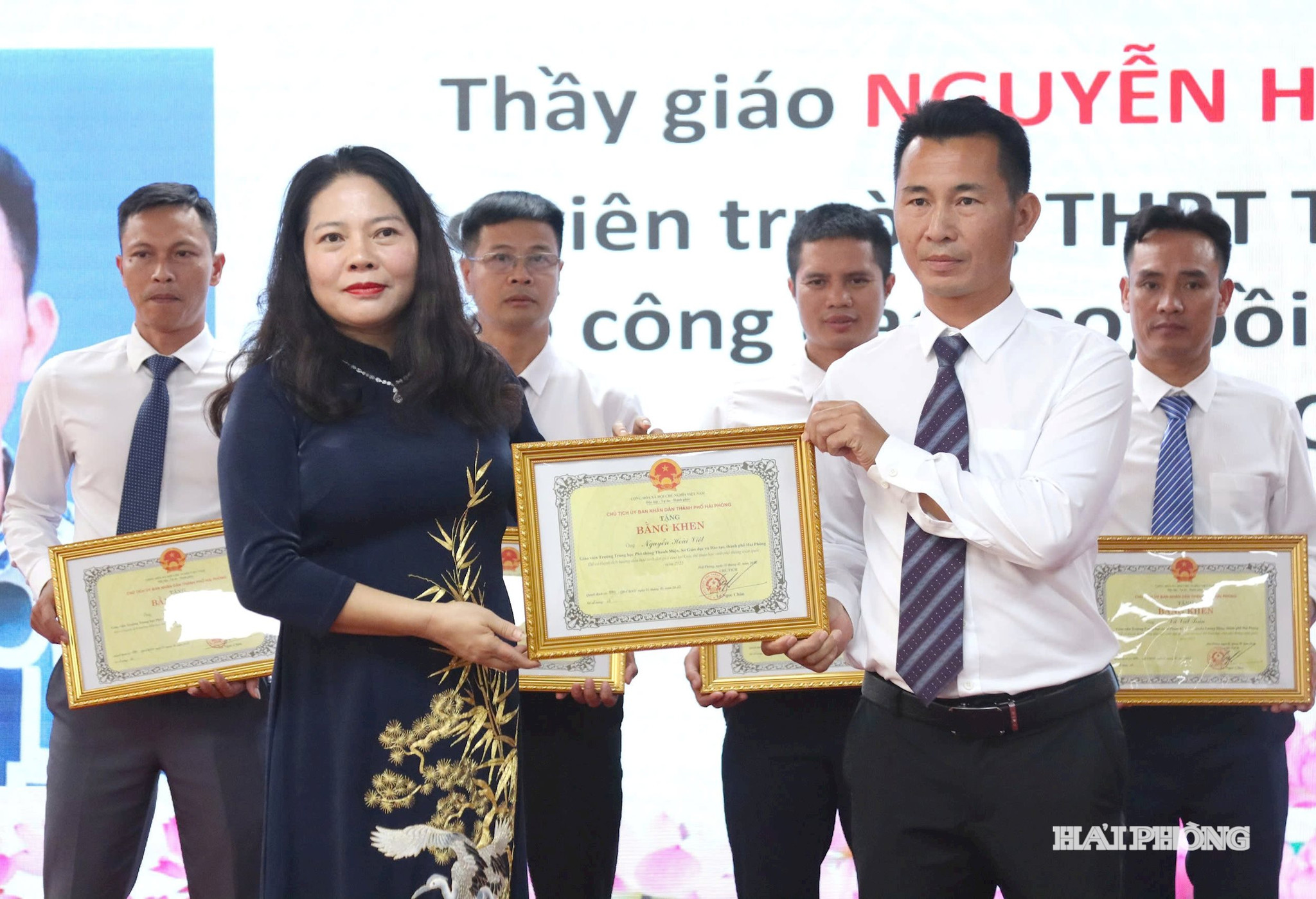 Lãnh đạo Sở Giáo dục và Đào tạo trao bằng khen của Chủ tịch UBND thành phố tặng giáo viên.