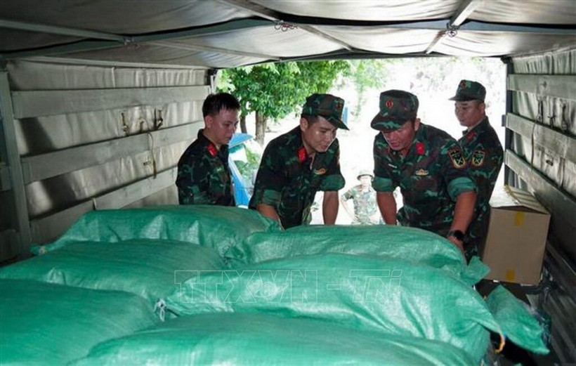 Bộ chỉ huy quân sự thành phố Đà Nẵng cấp phát gạo cho người dân sau mưa lũ. (Ảnh: Trần Tĩnh/TTXVN)