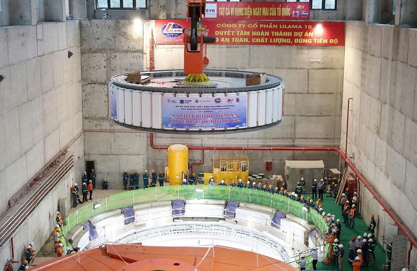 Hạ đặt thành công rotor tổ máy số 2 dự án Thủy điện Hòa Bình mở rộng. (Ảnh: Bnews/vnanet.vn)