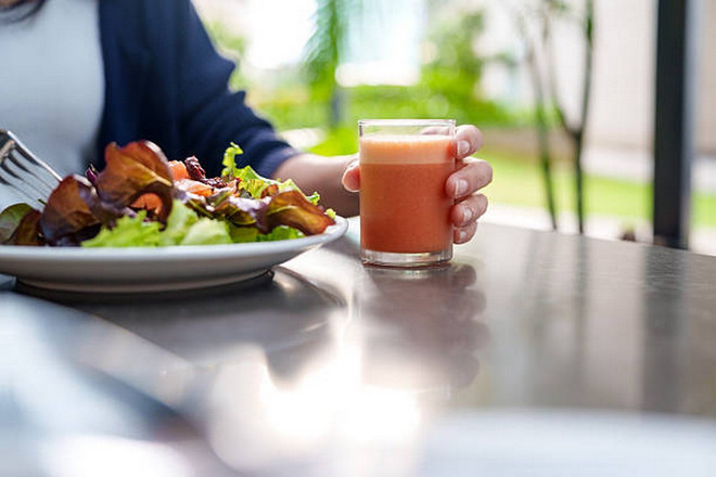 Hãy coi sinh tố là món bổ sung chứ không phải món thay thế rau xanh. (Ảnh: iStock) sinh-to-va-salad.jpg