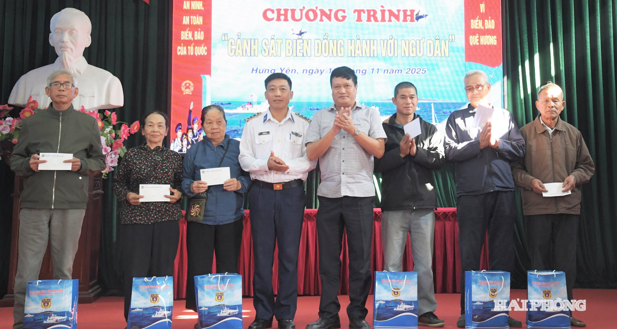 Lãnh đạo Hải đoàn 11 và lãnh đạo địa phương tặng quà các gia đình chính sách, ngư dân có hoàn cảnh khó khăn