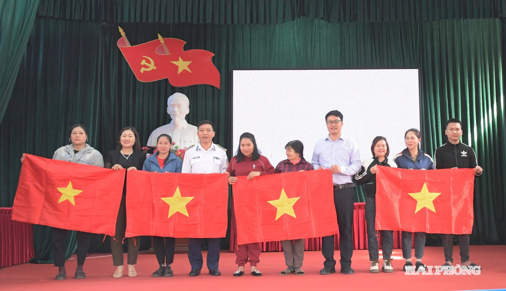 Lãnh đạo Hải đoàn 11 và lãnh đạo địa phương trao cờ Tổ quốc tặng bà con ngư dân