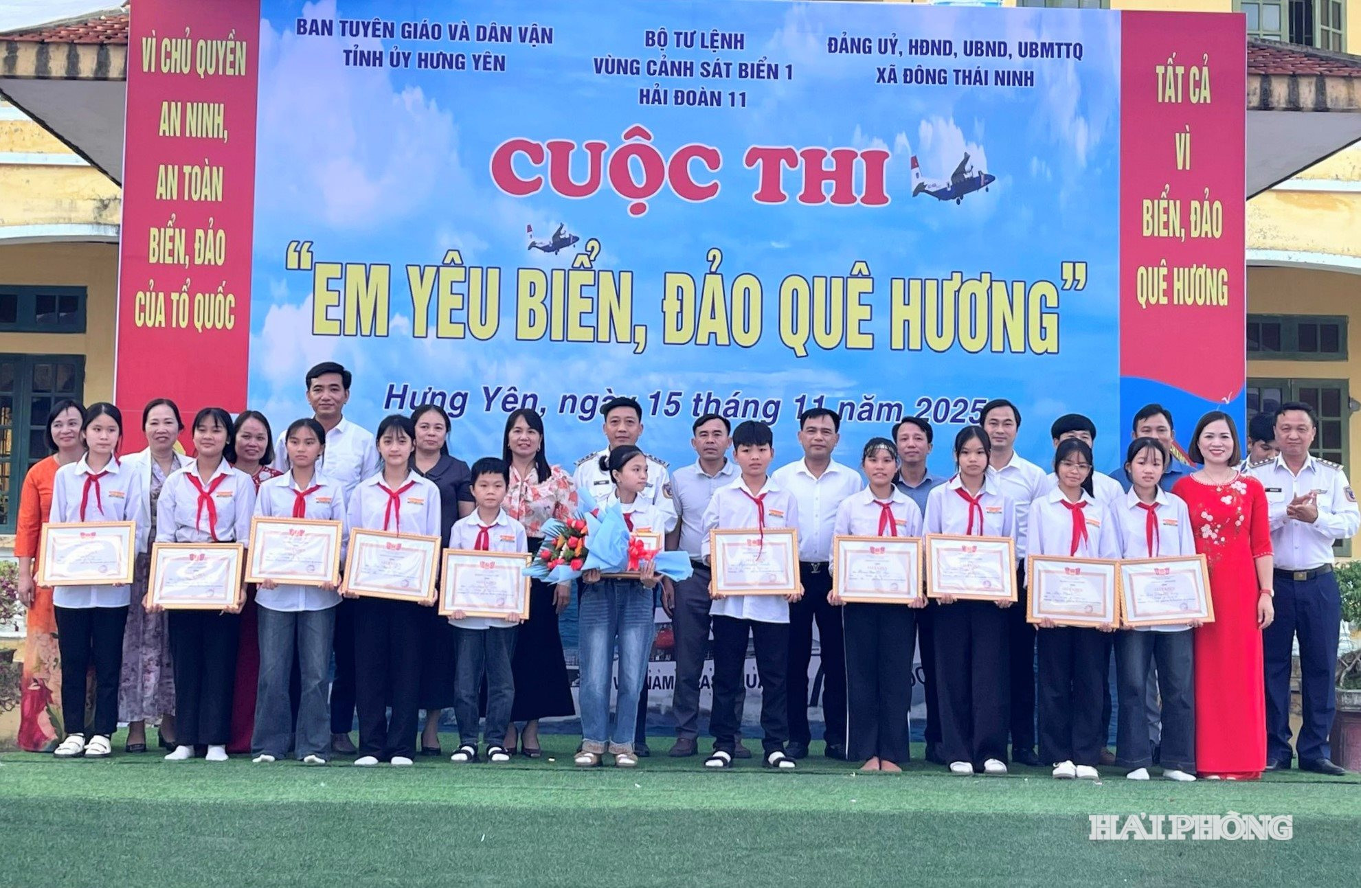 Ban tổ chức trao thưởng, tặng quà cho các em học sinh xuất sắc đoạt giải trong cuộc thi “Em yêu biển đảo quê hương”