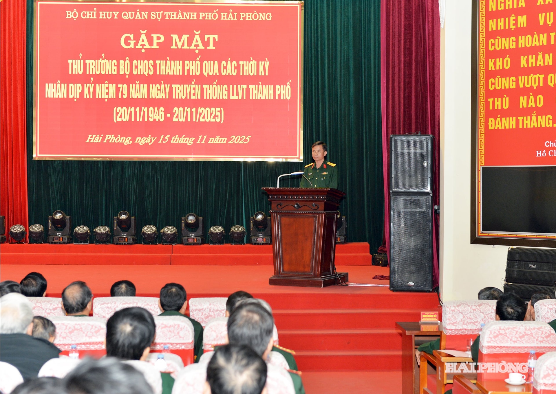 Đại tá Bùi Xuân Thắng, Ủy viên Ban thường vụ Thành ủy, Chỉ huy trưởng Bộ chỉ huy quân sự thành phố phát biểu tại cuộc gặp mặt.