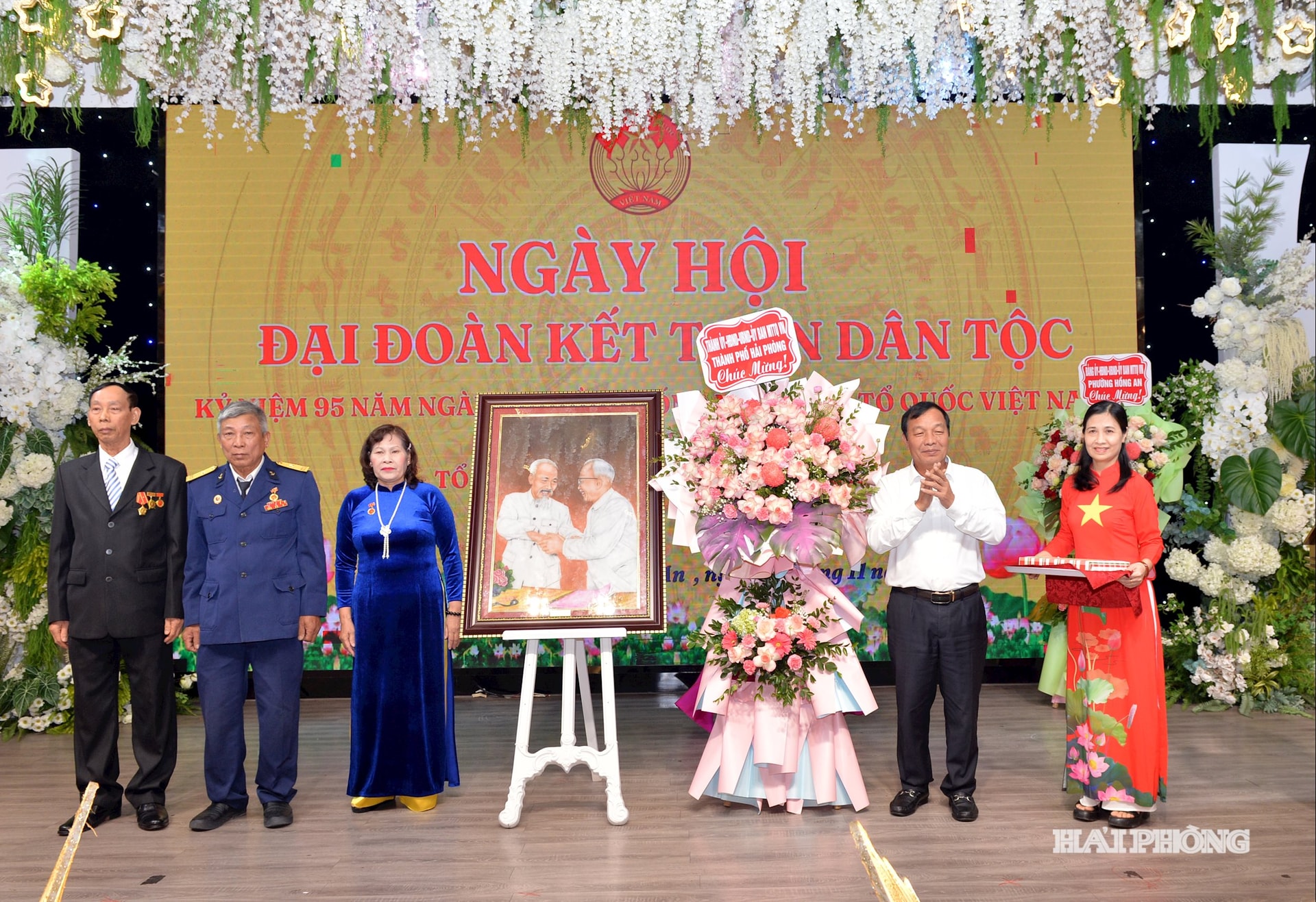 Đồng chí Lê Văn Hiệu, Phó bí thư Thành ủy, Chủ tịch Hội đồng nhân dân thành phố tặng hoa, quà lưu niệm chúc mừng nhân dân Tổ dân phố số 7 phường Hồng An.