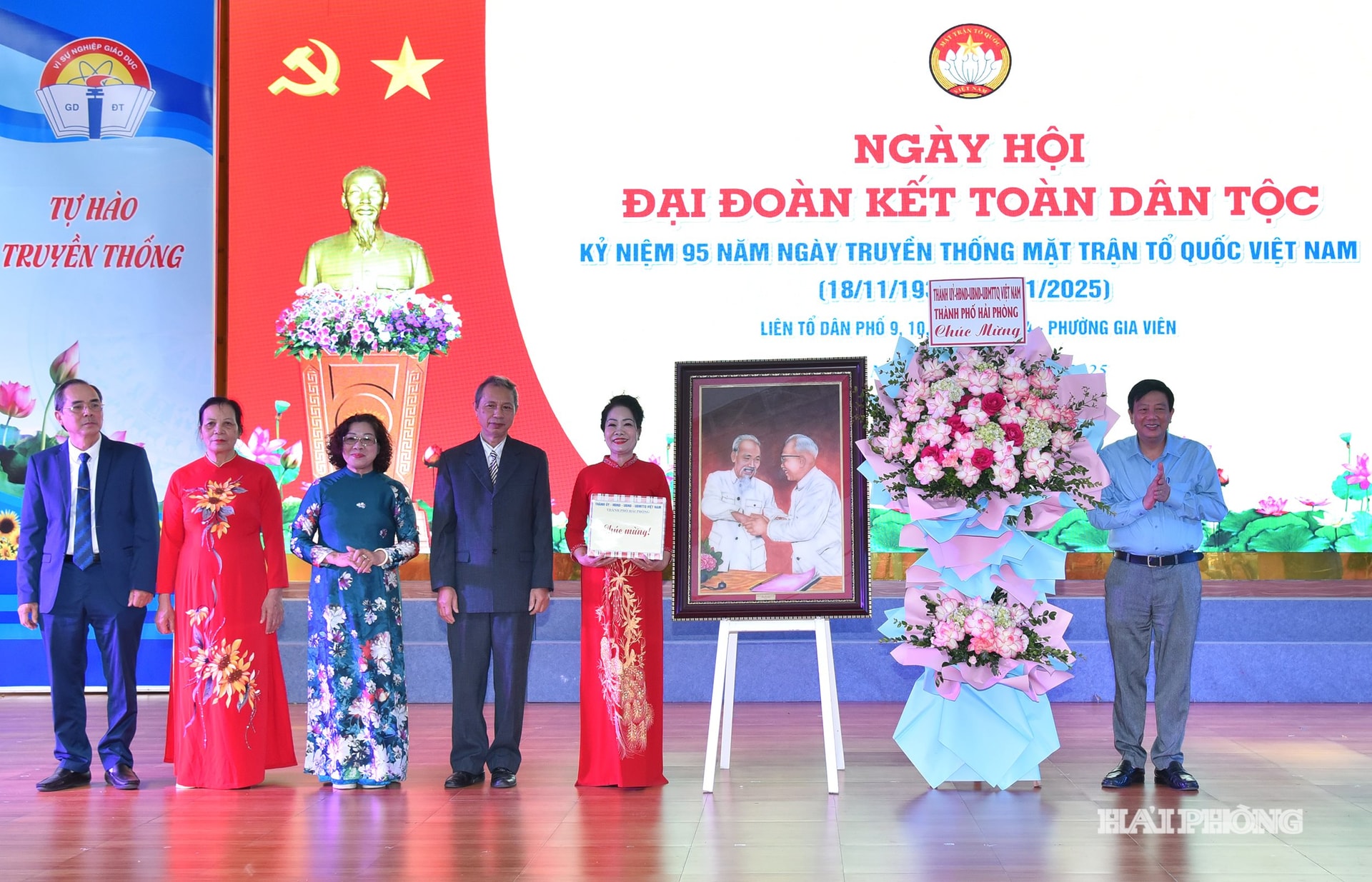 Kamrat Nguyen Quang Phuc, medlem av stadspartikommitténs ständiga kommitté och ordförande för stadspartikommitténs propaganda- och massmobiliseringskommission, överlämnade blommor och presenter för att gratulera kadrerna och människorna i bostadsgrupperna 9, 10, 11, 12, 13, 14 i Gia Vien-distriktet.