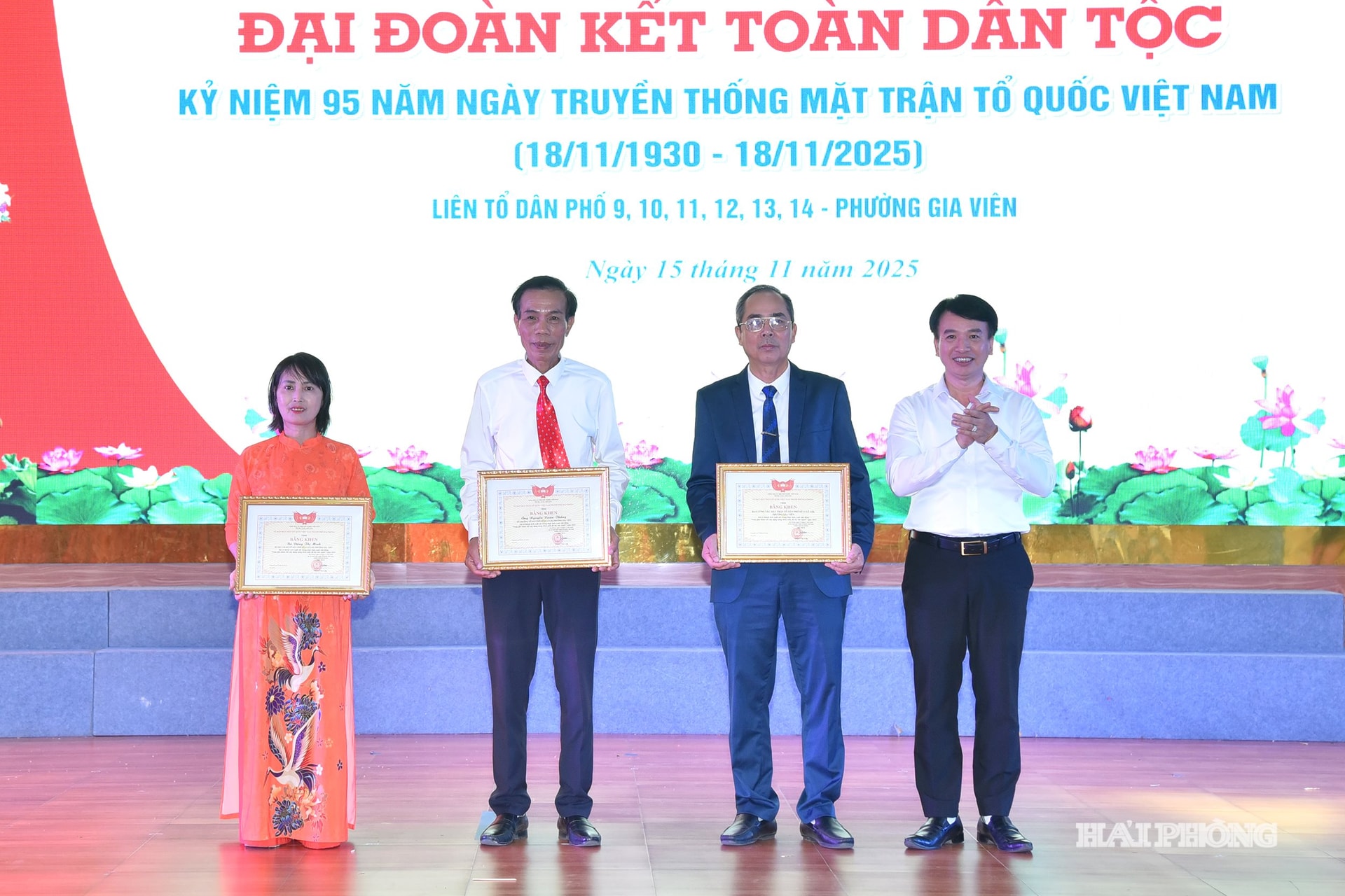 Kamrat Nguyen Duc Tuan, medlem av stadspartikommitténs ständiga kommitté och ständig vice ordförande för City Vietnam Fatherland Front-kommittén, delade ut förtjänstcertifikat till kollektiv och individer med enastående prestationer i Gia Vien-distriktet.