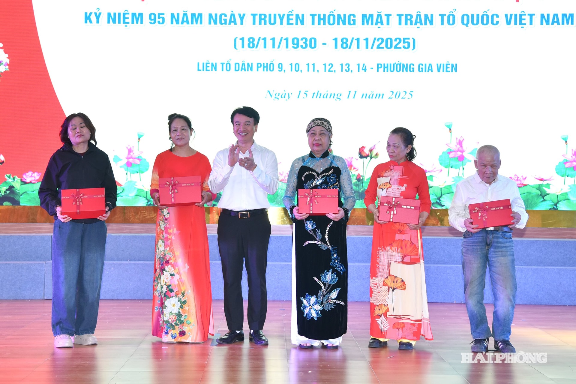 Kamrat Nguyen Duc Tuan, medlem av stadspartikommitténs ständiga kommitté och ständig vice ordförande för stadsfrontens kommitté för fosterlandsfronten i Vietnam, överlämnade gåvor till hushåll i svåra omständigheter i Gia Vien-distriktet.