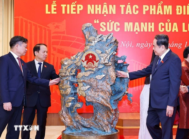 ttxvn-chu-tich-quoc-hoi-tran-thanh-man-du-le-tiep-nhan-tac-pham-dieu-khac-anh-sang-suc-manh-cua-long-dan-15-1.jpg