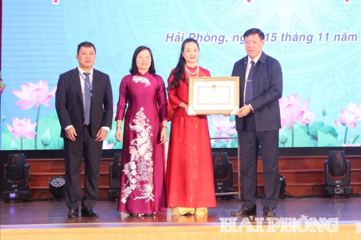 Đồng chí Đỗ Xuân Tuyên, Thứ trưởng Bộ Y tế tặng bằng khen của Bộ Y tế cho Trường Đại học Kỹ thuật Y tế Hải Dương.