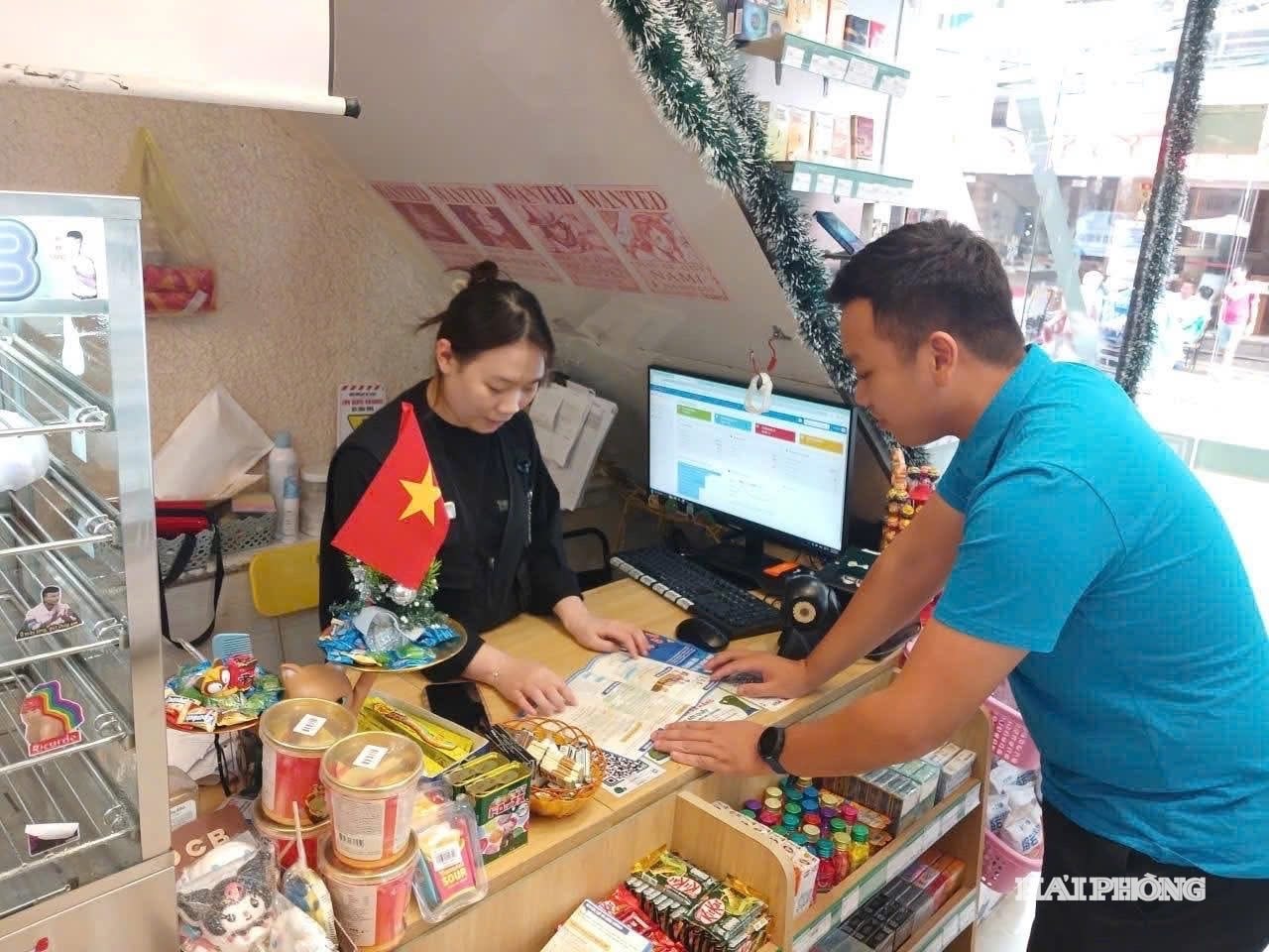 Bảo hiểm xã hội cơ sở tuyên truyền chủ hộ kinh doanh cá thể quy định tham gia bảo hiểm xã hội bắt buộc. Ảnh: HOÀNG HUẾ