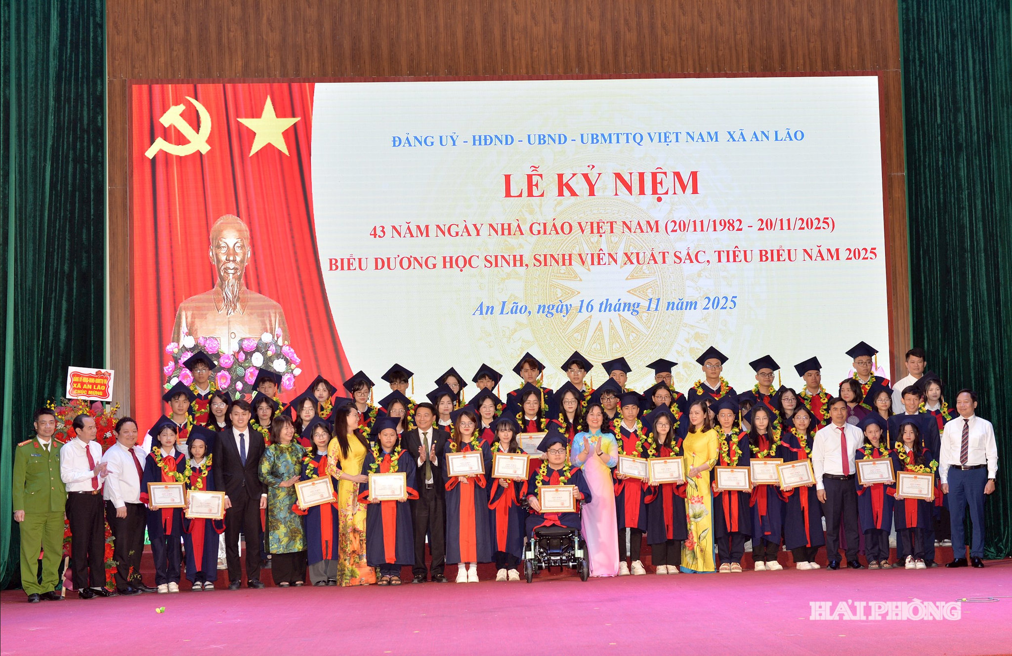 Xã An Lão trao giấy khen, biểu dương các em học sinh, sinh viên có thành tích xuất sắc tại Lễ kỷ niệm.