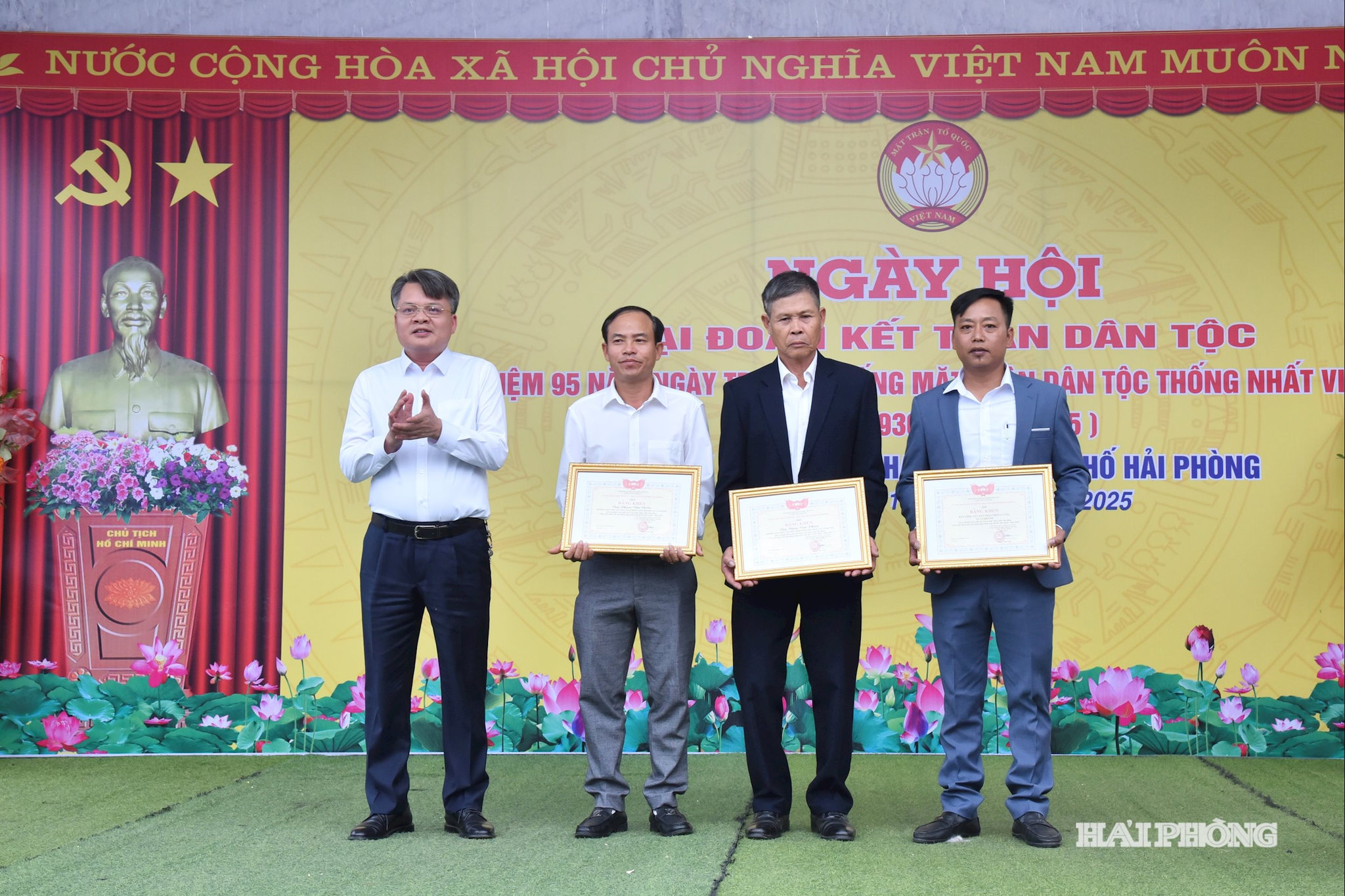 Lãnh đạo Ủy ban MTTQ thành phố trao bằng khen tặng các tập thể và cá nhân có thành tích xuất sắc.