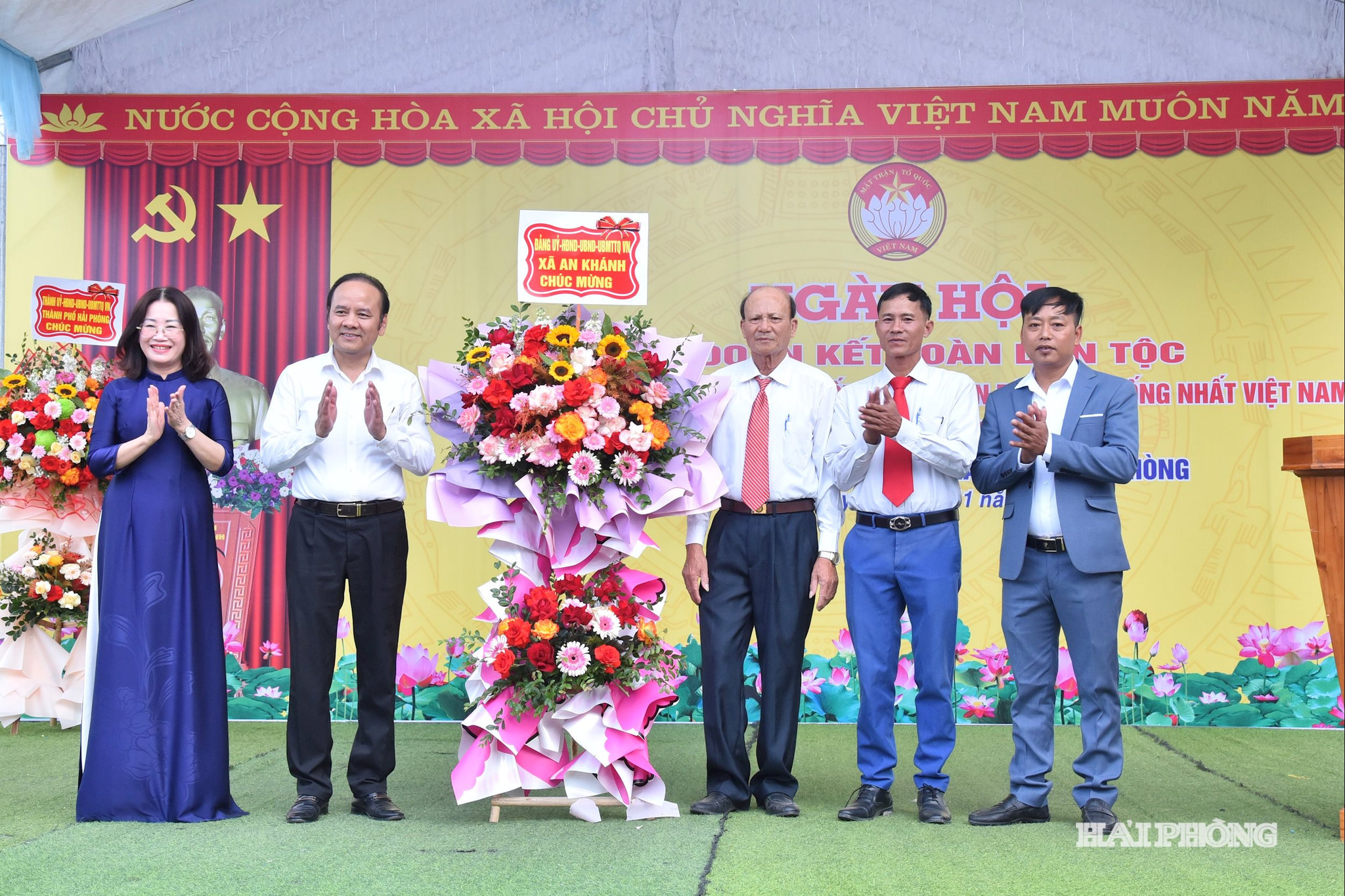 Lãnh đạo xã An Khánh tặng hoa, quà chúc mừng cán bộ nhân dân thôn Ly Câu.